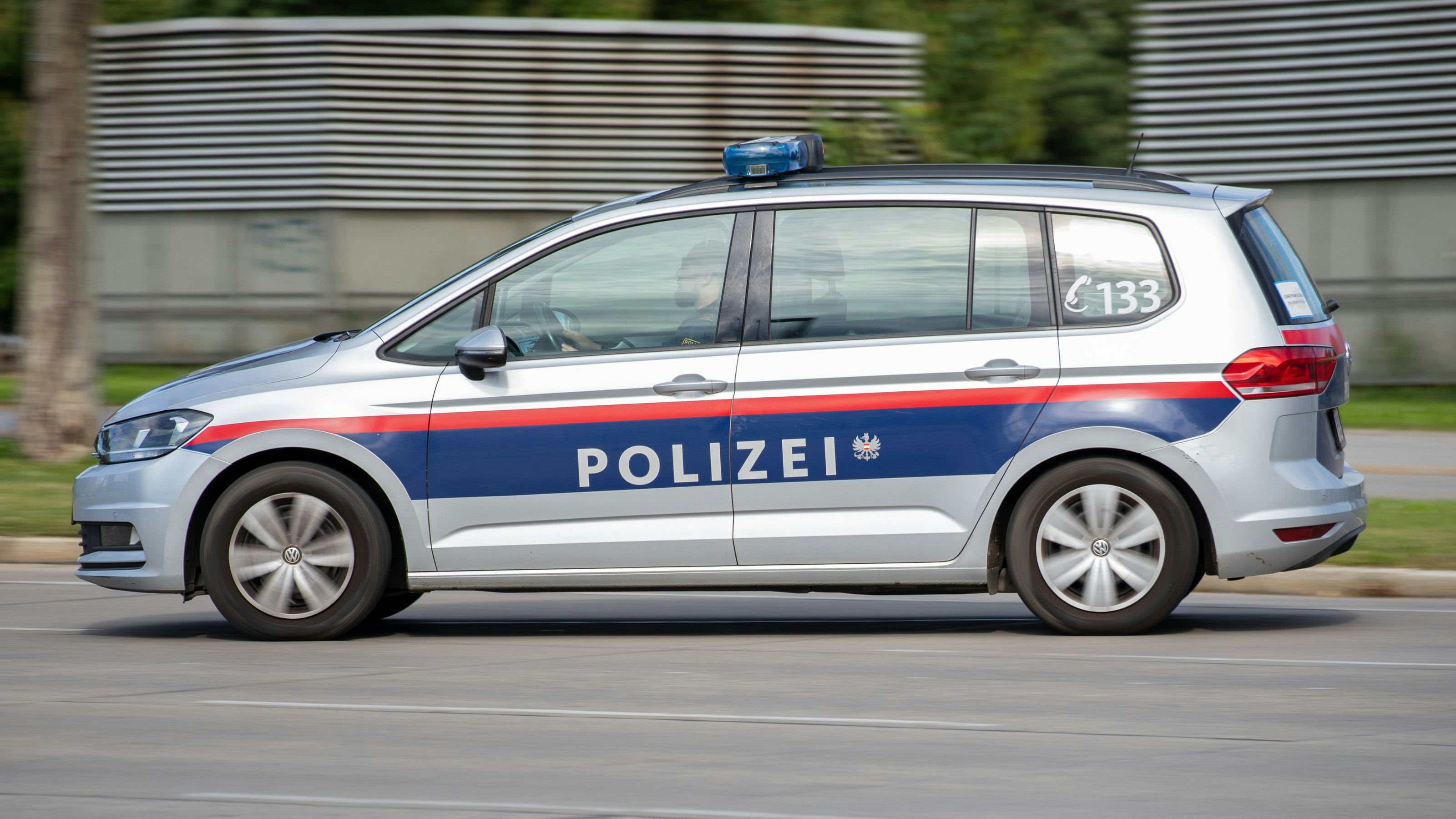 Die Polizei konnte den mutmaßlichen Täter festnehmen, er wurde in eine Justizanstalt gebracht.