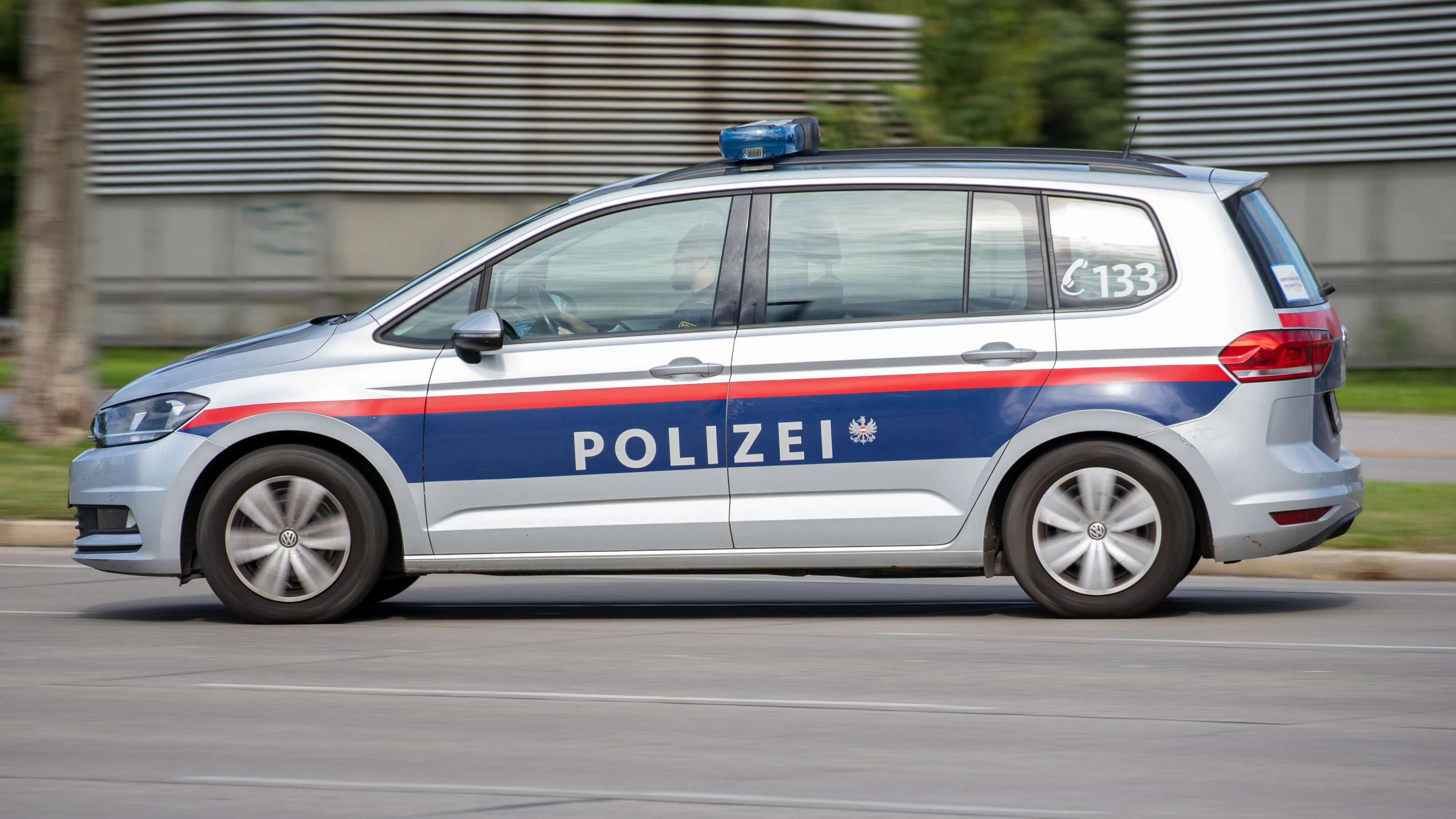Die Polizei konnte den mutmaßlichen Täter festnehmen, er wurde in eine Justizanstalt gebracht.