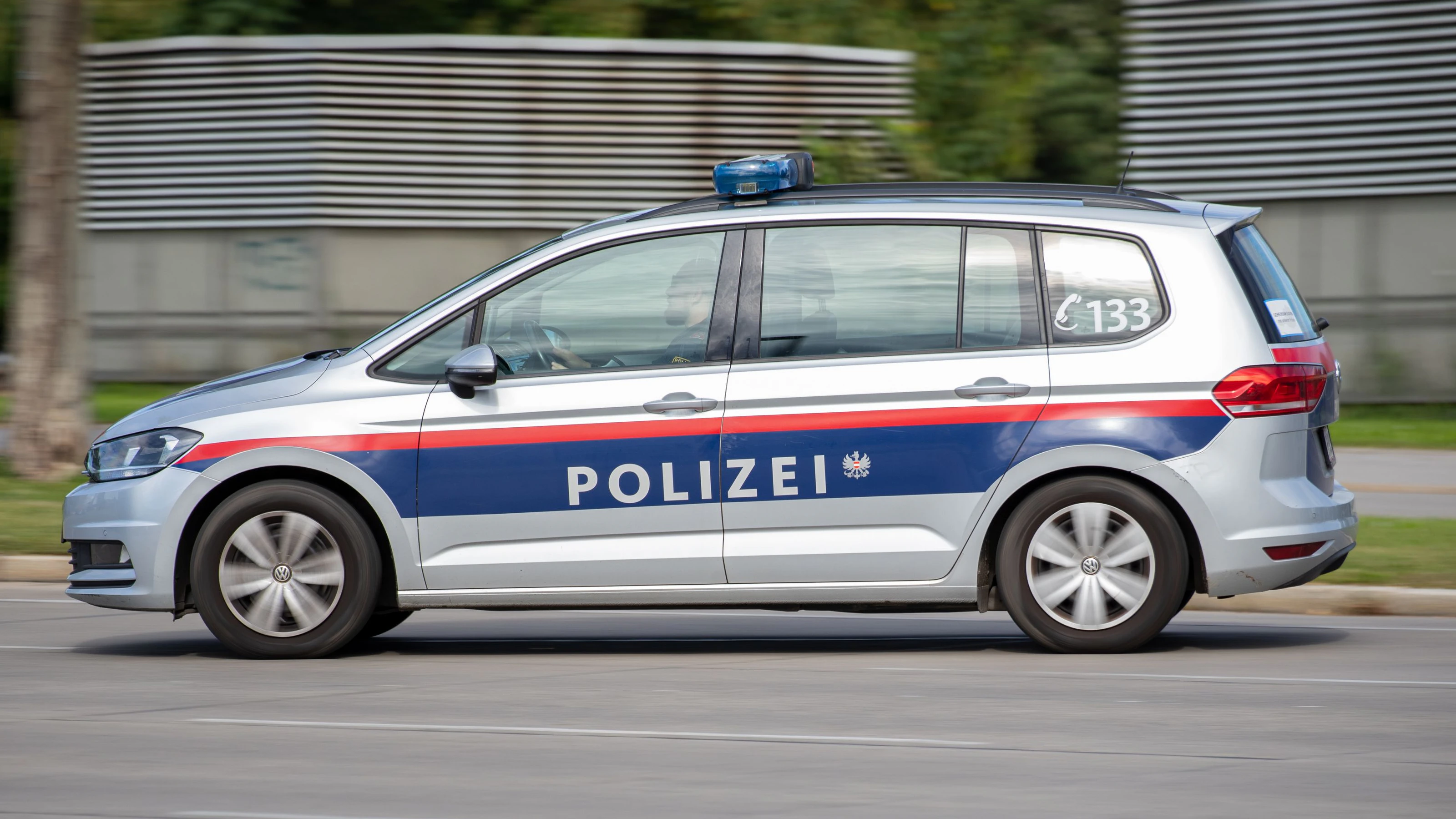 Die Polizei konnte den mutmaßlichen Täter festnehmen, er wurde in eine Justizanstalt gebracht.