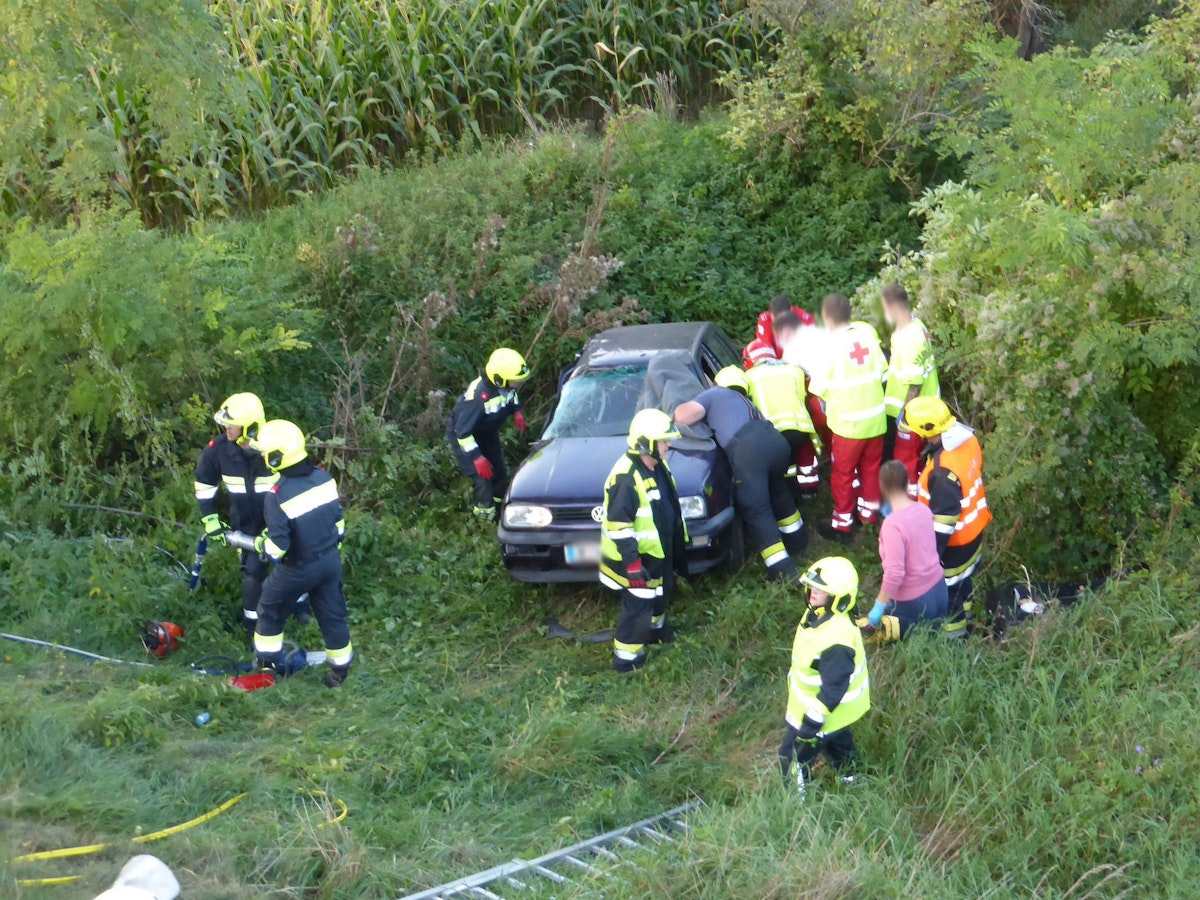 Lenkerin bei Unfall eingeklemmt: Einsatzkräfte vor Ort