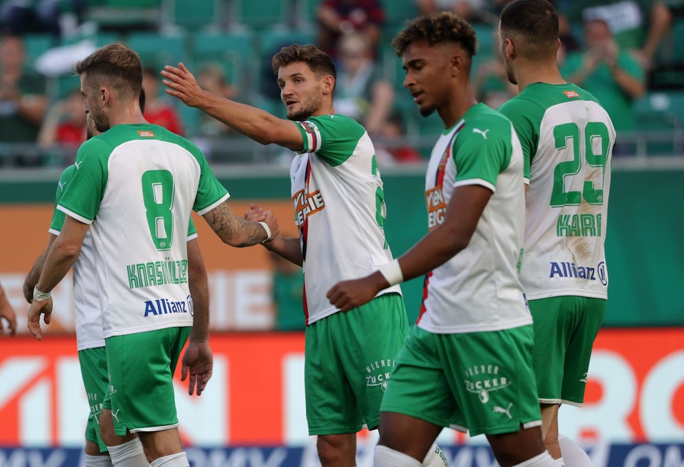 Maximilian Hofmann mit der Kapitänsbinde.