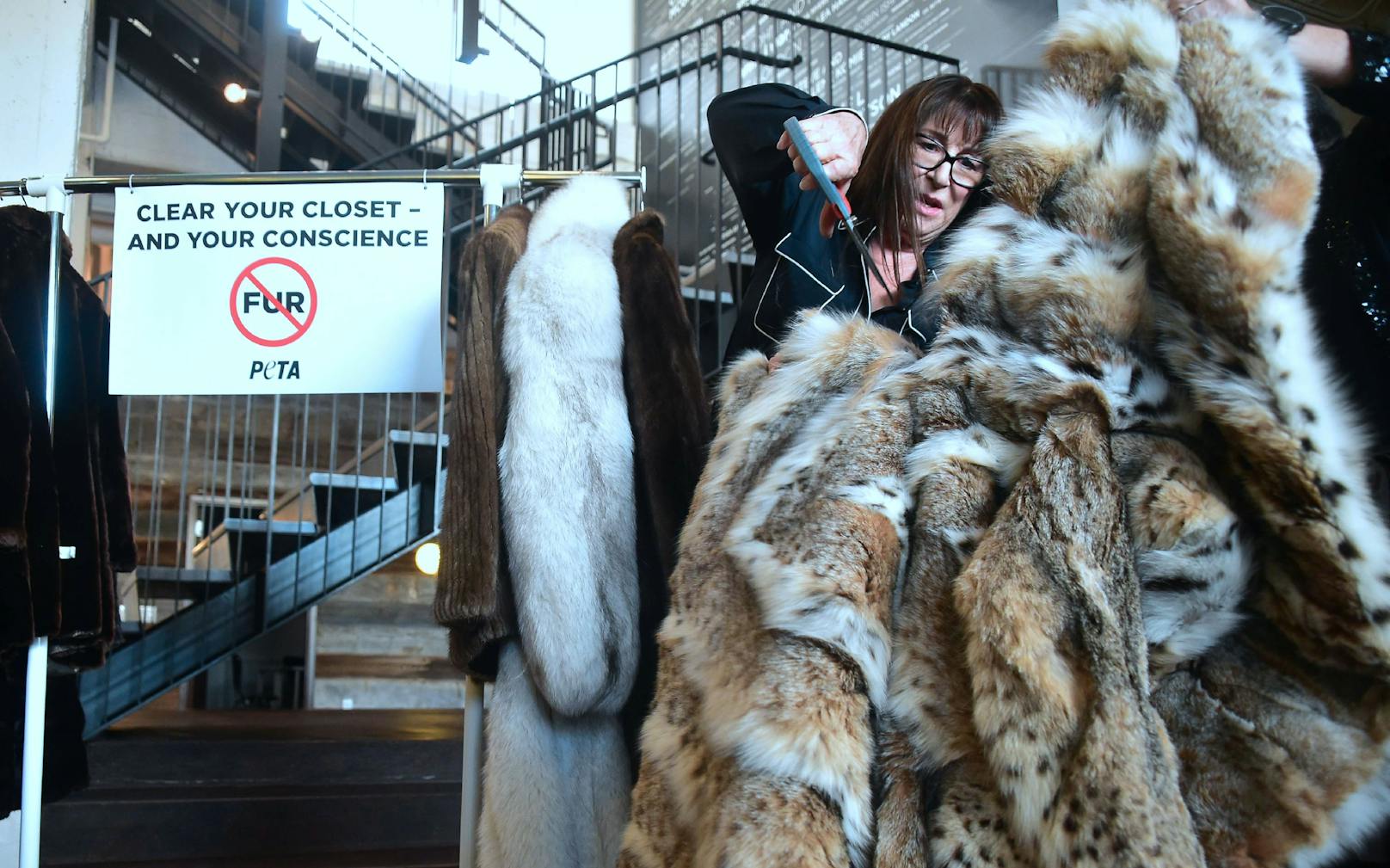 Schauspielerin <strong>Anjelica Huston</strong> (The Adams Family)  unterstützt Tierrechtsorganisation PETA und zerschneidet hier ihren Pelzmantel, um ein Zeichen zu setzen.
