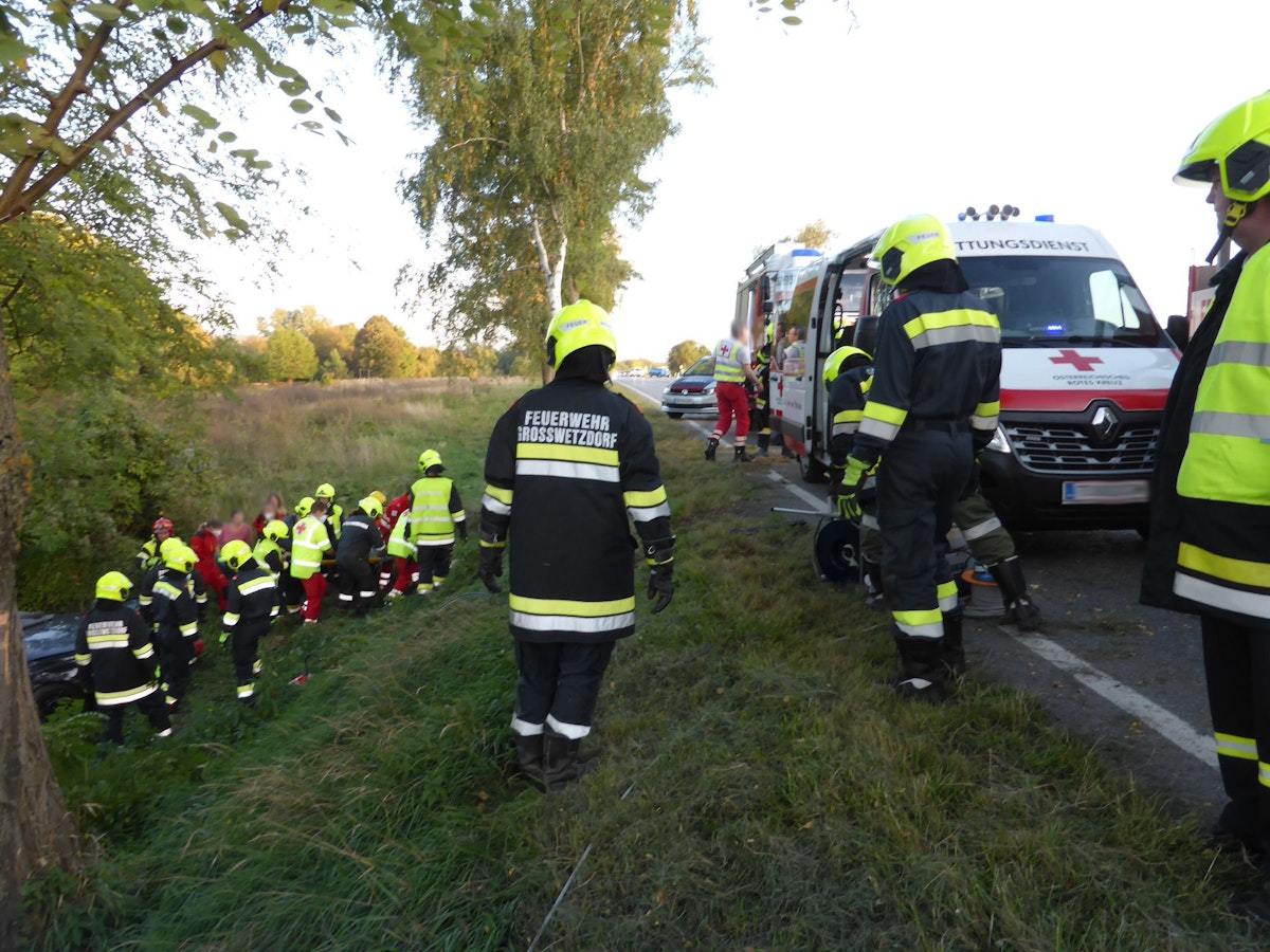 Lenkerin bei Unfall eingeklemmt: Einsatzkräfte vor Ort