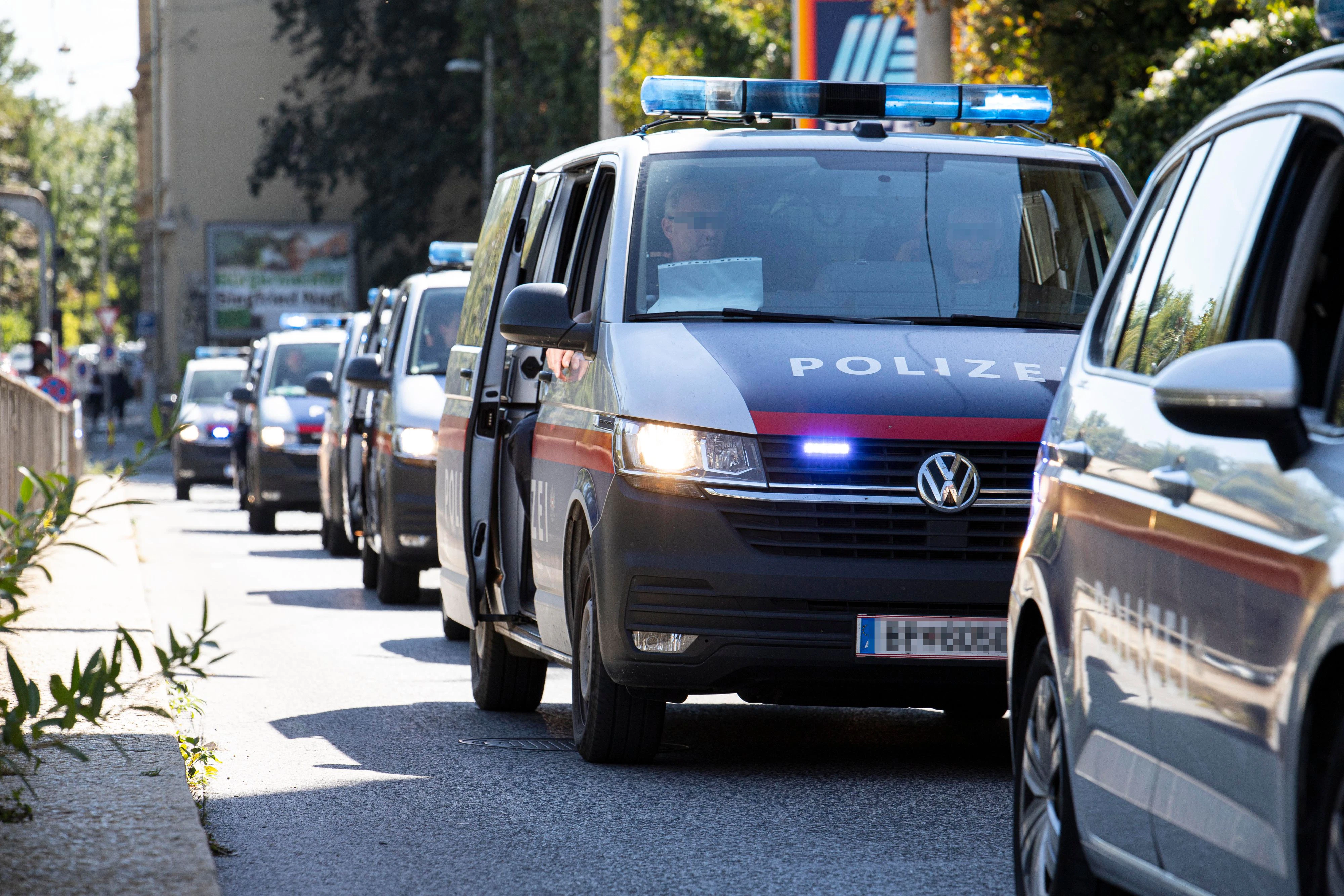 Download von www.picturedesk.com am 04.10.2021 (13:05).  Während einer Demonstration befindet sich die Grazer Polizei im Einsatz. Im Bild: Polizeiauto mit Blaulicht. Graz, Steiermark, Österreich. 24.09.2021 // Graz police forces are in service during a demosntration. Picture: Police vehicle with blue flah lights. Graz, Styria, Austria. September 24th, 2021 - 20210924_PD17701 - Rechteinfo: Rights Managed (RM)