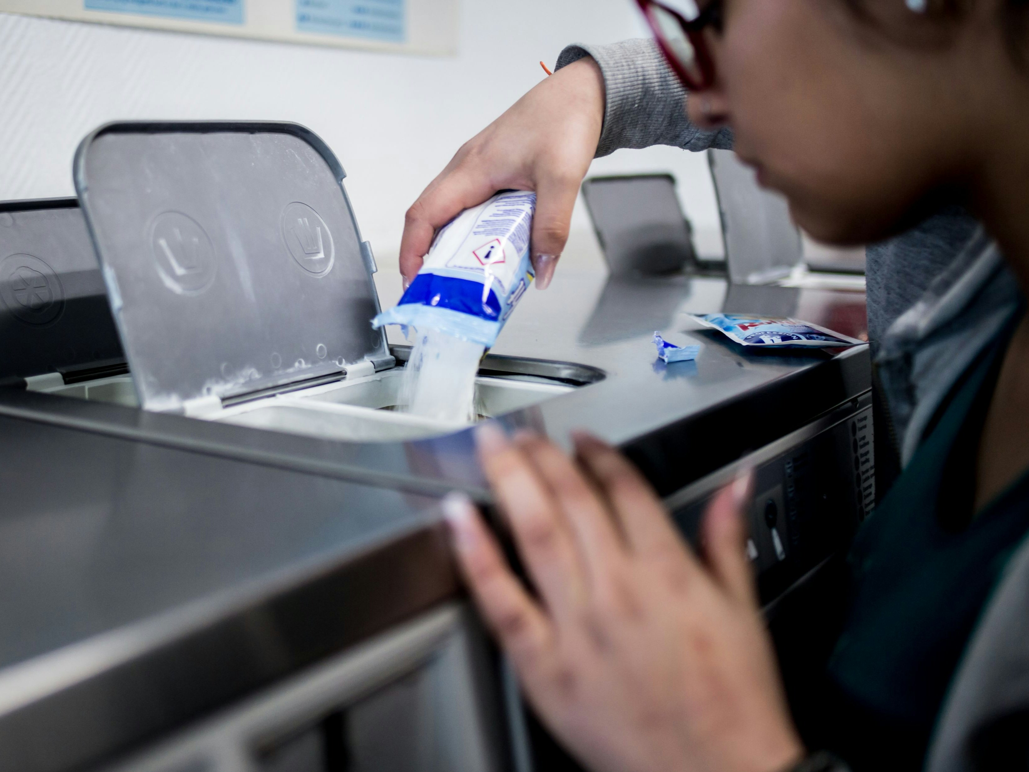 Download von www.picturedesk.com am 04.10.2021 (16:53).  Belgium , Brussels , Feb 12, 2018 - ILLUSTRATION - Young student doing her laundry in a lavatory - Young student waiting for her clothes to finish - Young woman reading a magazine while waiting for her clothes to finish - Student buying laundry products - Young student waiting for her clothes on the washing machine - Jeune etudiante faisant son linge dans un lavomatique - Jeune etudiante attend que son linge se finisse - Jeune femme lisant un magazine en attendant que son linge se finisse - Etudiante achetant des produits de lessives - Jeune etudiante atteandant son linge assive sur la machine a laver . Heline Vanbeselaere / Reporters Reporters / STG - 20180212_PD12865 - Rechteinfo: Rights Managed (RM)