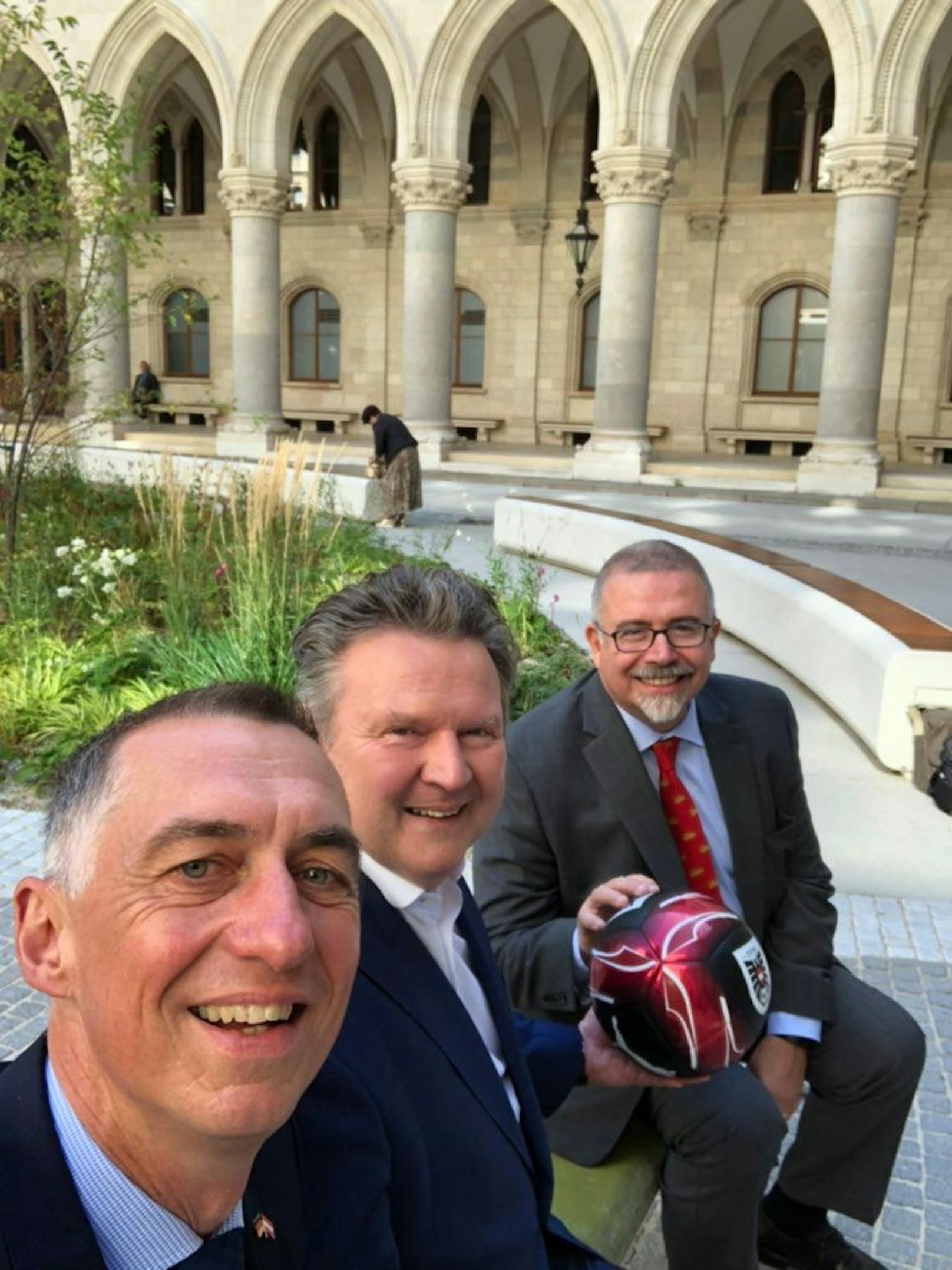 Deutschlands Botschafter Ralf Beste (l.) twitterte Selfie mit Bürgermeister Ludwig und argentinischem Botschafter. 