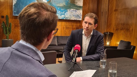 Sebastian Kurz im "Heute"-Interview – an der Wand: ein türkiser Nitsch.