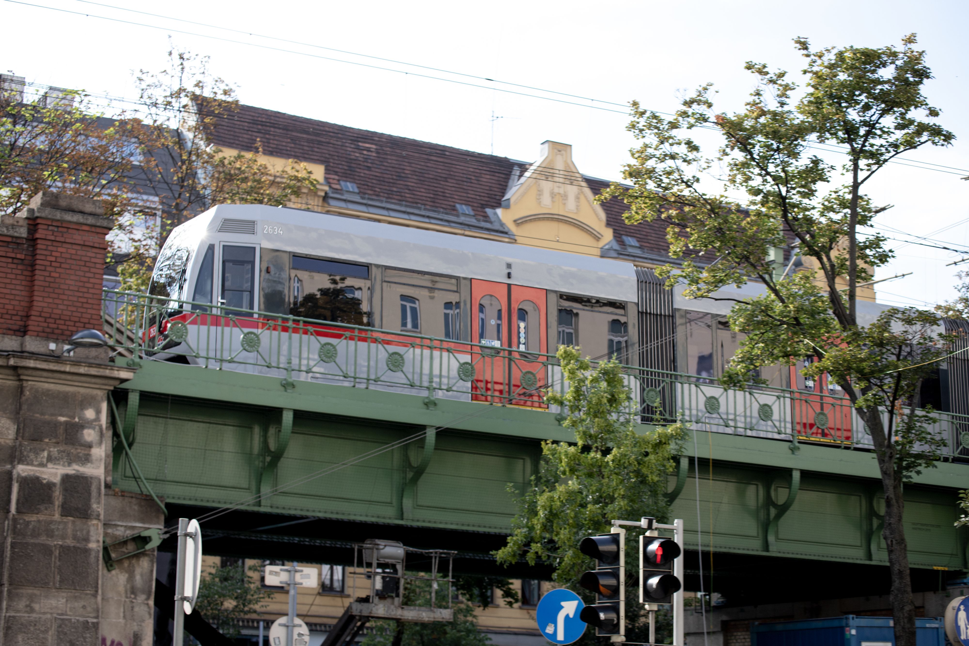 Download von www.picturedesk.com am 04.10.2021 (11:03).  Eine Garnitur der U-Bahn Linie U6 fährt auf einer Überführung in der Nähe des Lerchenfeldergürtels. Die U-Bahn fährt in Richtung Floridsdorf. Wien, Österreich. August 2020 - 20200805_PD12277 - Rechteinfo: Rights Managed (RM)