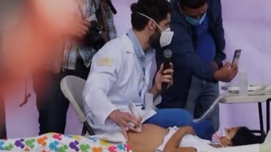 Ein Gynäkologe führte auf einer Bühne in Mexiko einen Live-Ultraschall an einer 15-jährigen Schwangeren durch.