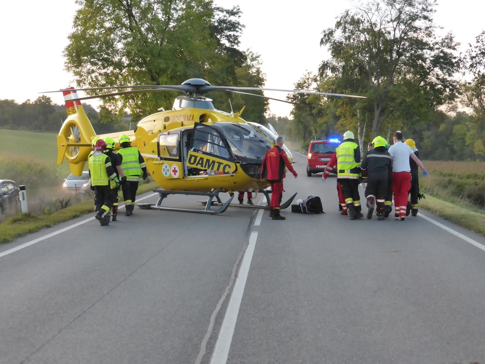 Lenkerin bei Unfall eingeklemmt: Einsatzkräfte vor Ort