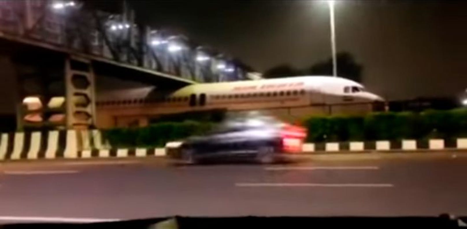 Die Air India Maschine schaffte es nicht unter der Brücke durch.