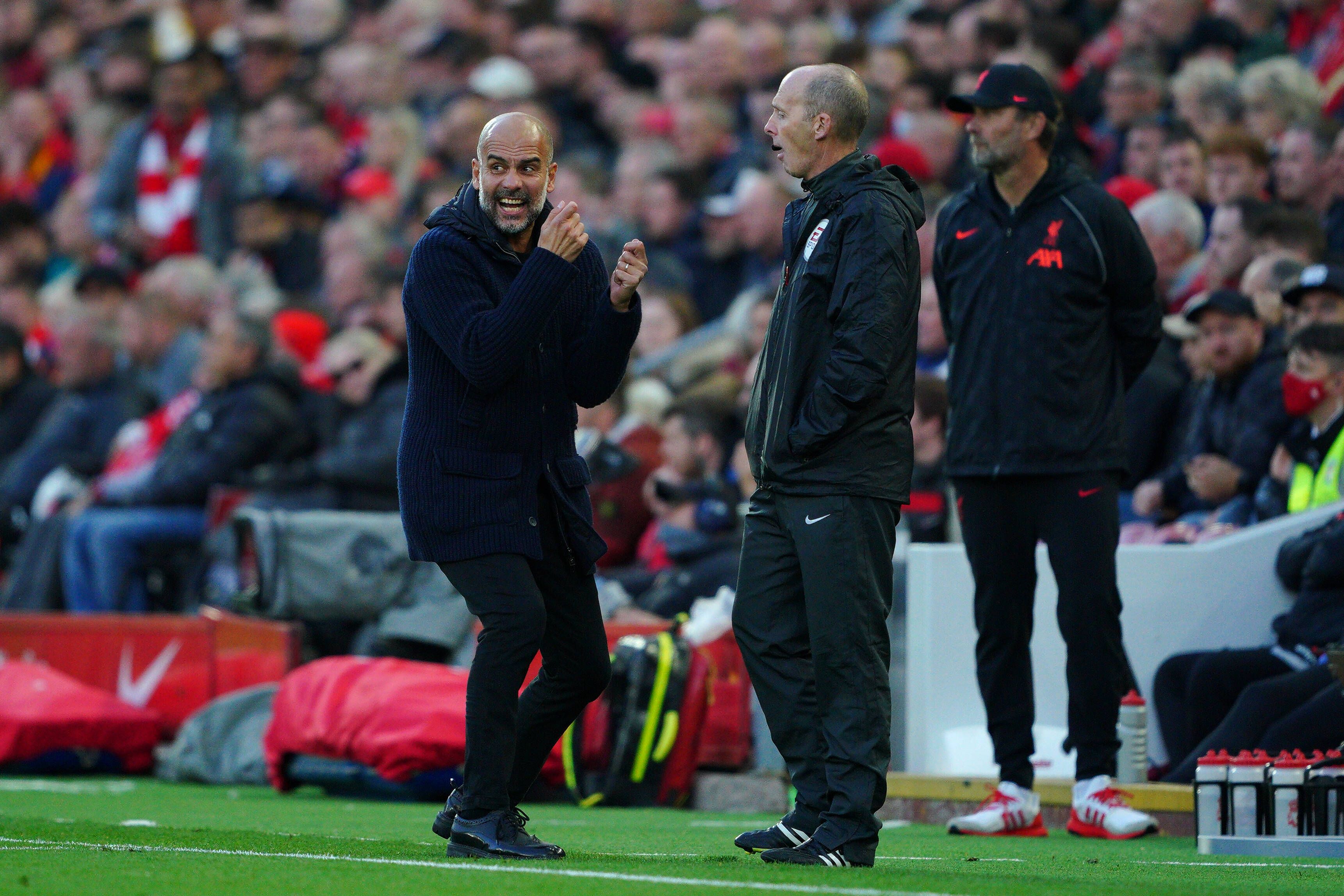 Pep Guardiola und Mike Dean.