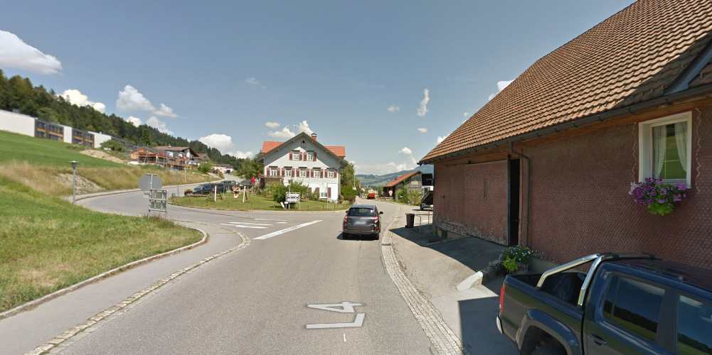 In die rote Fassade des rechtsseitigen Gasthauses krachte der Bürgermeister Beer.