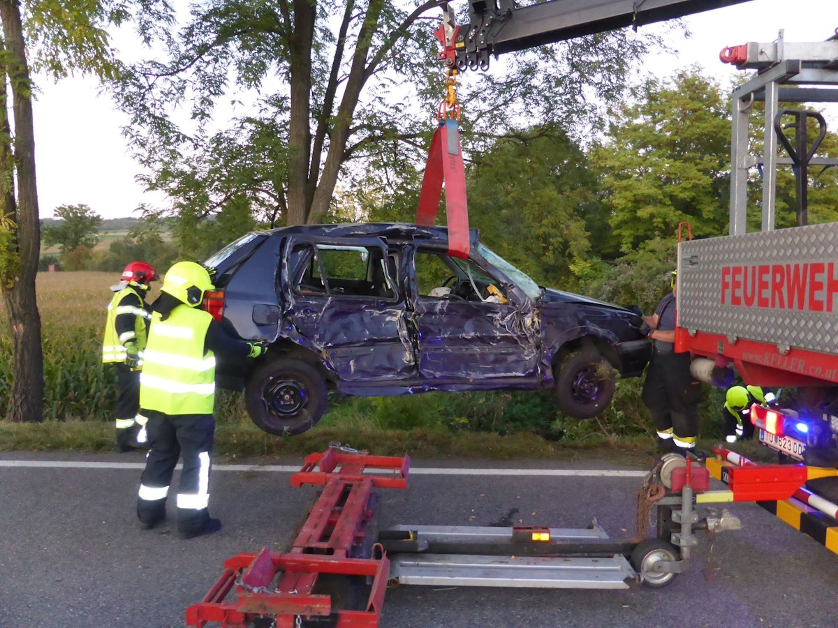 Lenkerin bei Unfall eingeklemmt: Einsatzkräfte vor Ort