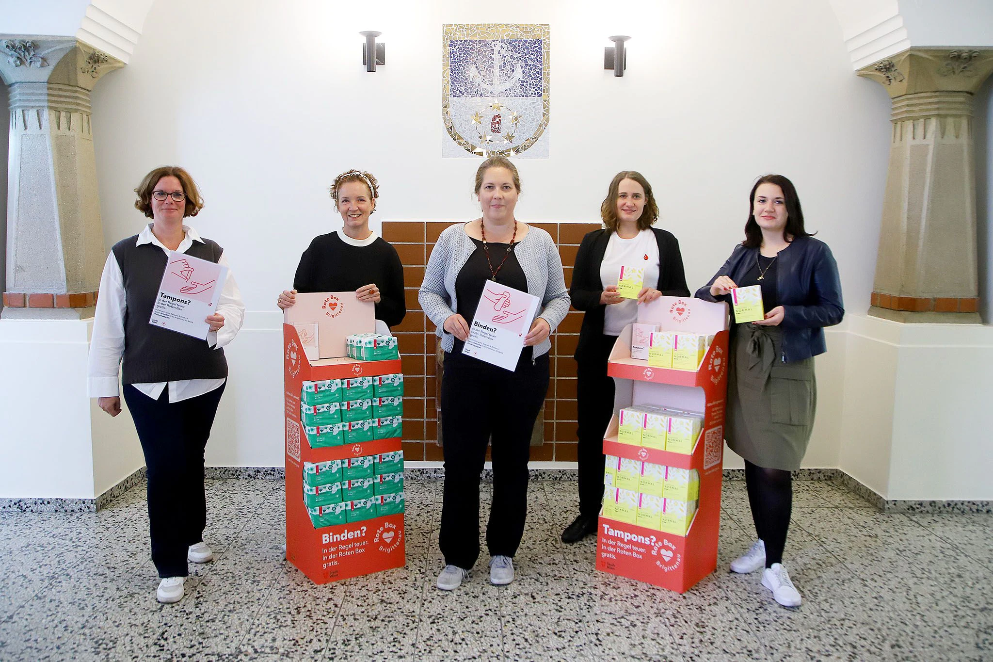 Fototermin "Rote Box" mit Laura Wimmer, Marina Hanke, Dolores Bakos (Neos),  Bezirksvorsteher-StvIn. der Brigittenau, Christine Dubravac-Widholm und Kristina Hametner von der Frauengesundheit