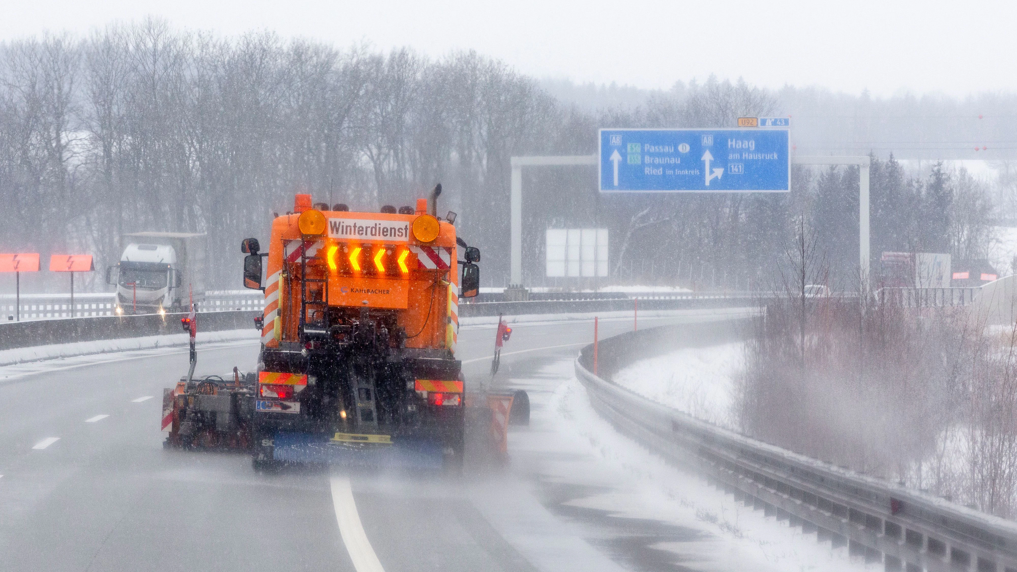 Bis in Mittelgebirgslagen werden diese Woche noch Schneefälle erwartet.