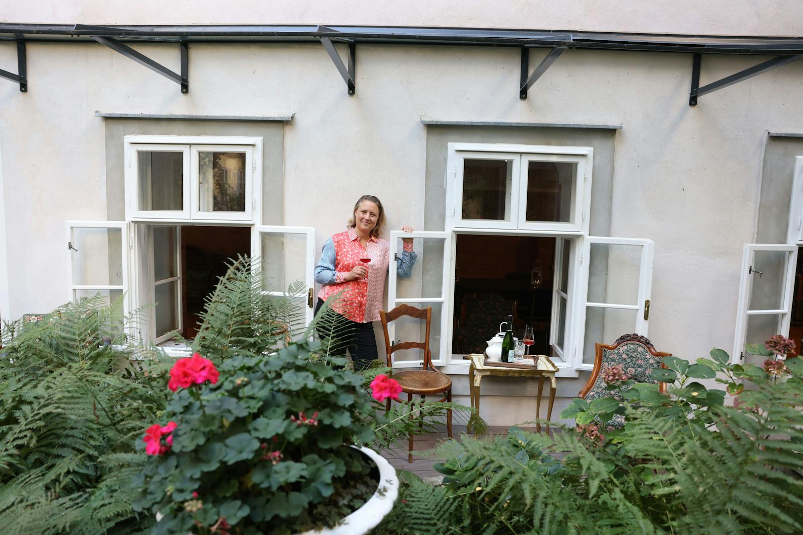 In der grünen Idylle genießen Gäste Champagnersorten ab 8 Euro das Glas.