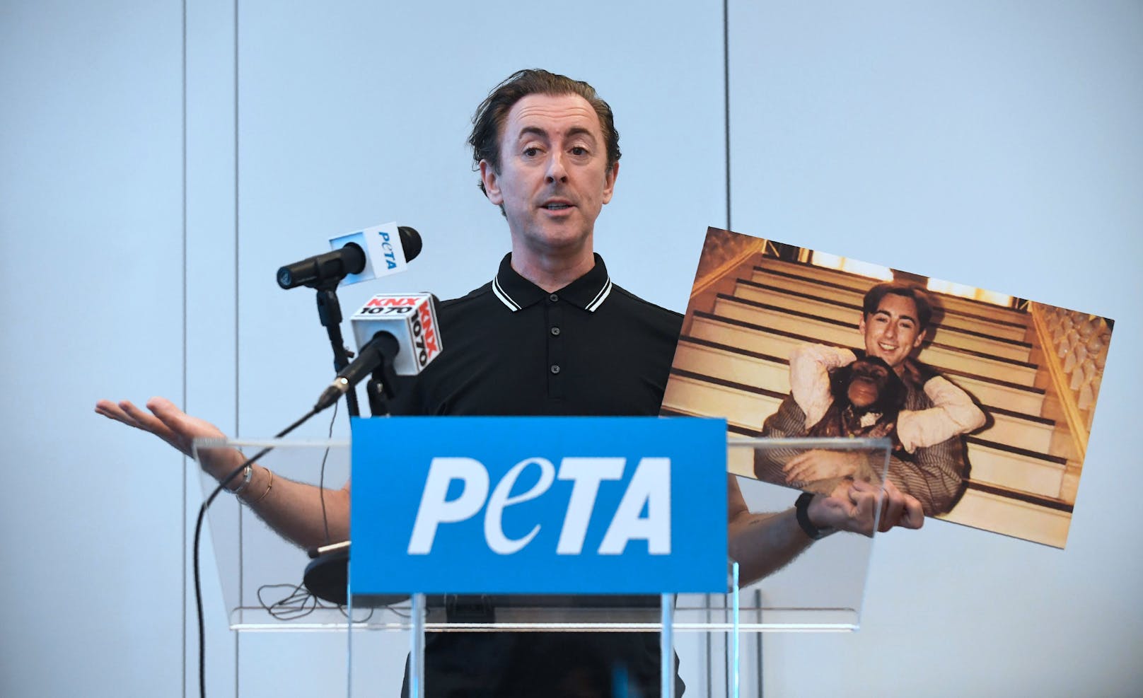 Der britische Schauspieler <strong>Alan Cumming</strong> kämpft mit Tierrechtsorganisation PETA um die Freilassung von 11 Schimpansen aus einer Zuchtanlage, seit er selbst mit einem Schimpansen im Film "Buddy" drehen durfte. 
