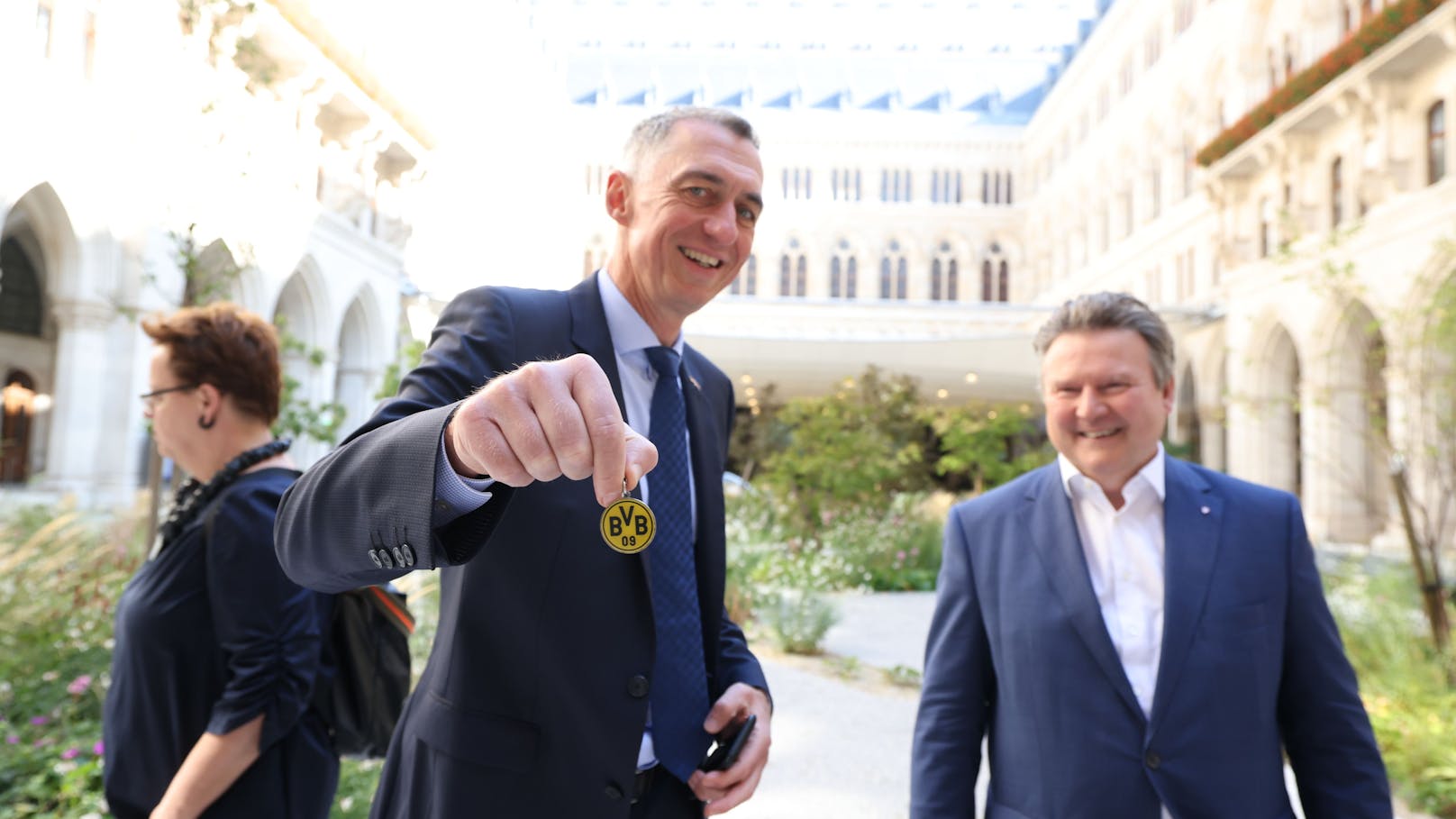 Die Sitzbank kommt ins Museum, der deutsche Botschafter in Wien, Ralf Beste, outete sich als BVB-Fan.