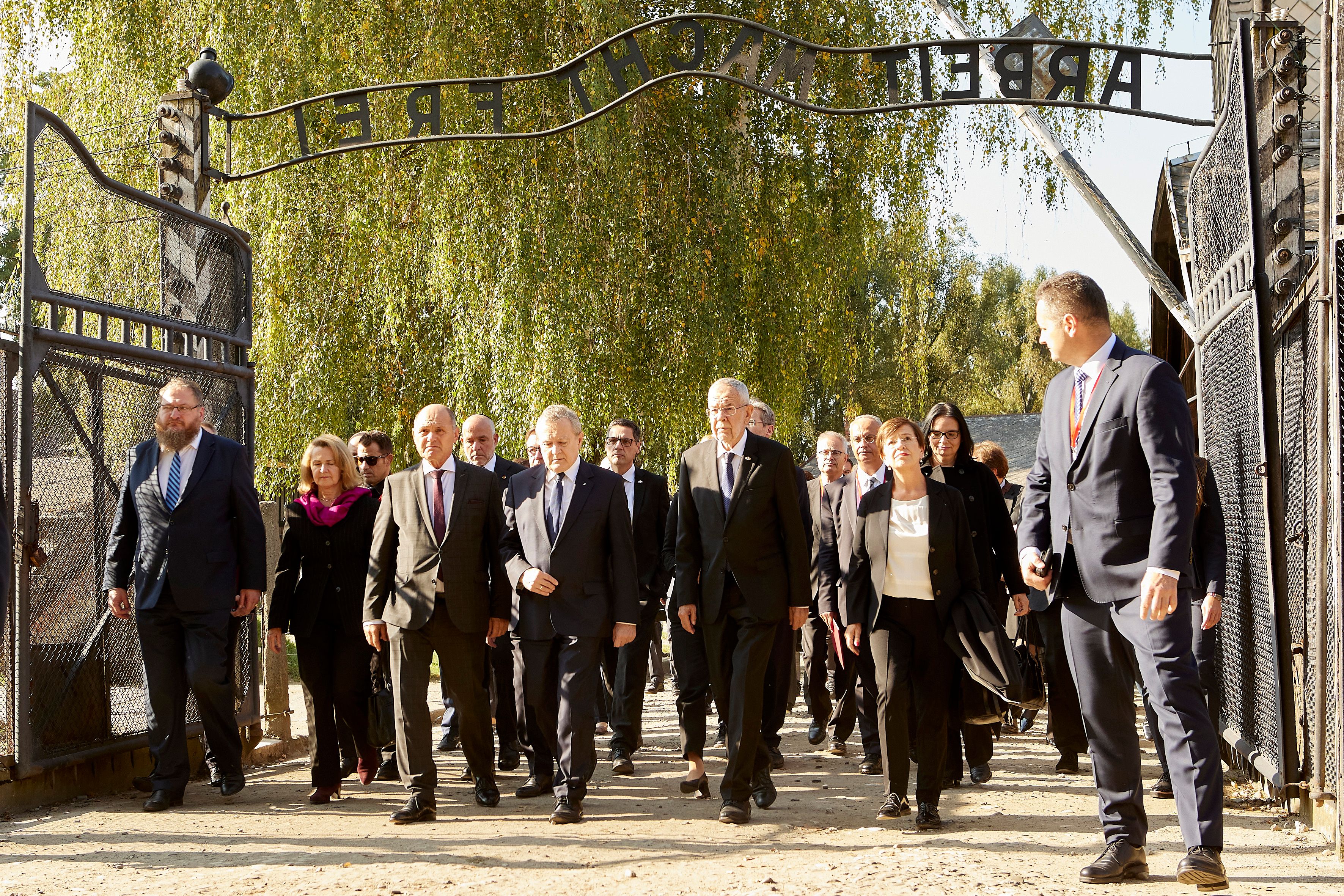 Bundespräsident Alexander Van der Bellen (3. von rechts) und Nationalratspräsident Wolfgang Sobotka (5. von rechts) am Weg zur Kranzniederlegung
