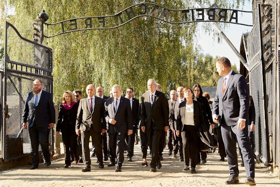 Bundespräsident Alexander Van der Bellen (3. von rechts) und Nationalratspräsident Wolfgang Sobotka (5. von rechts) am Weg zur Kranzniederlegung