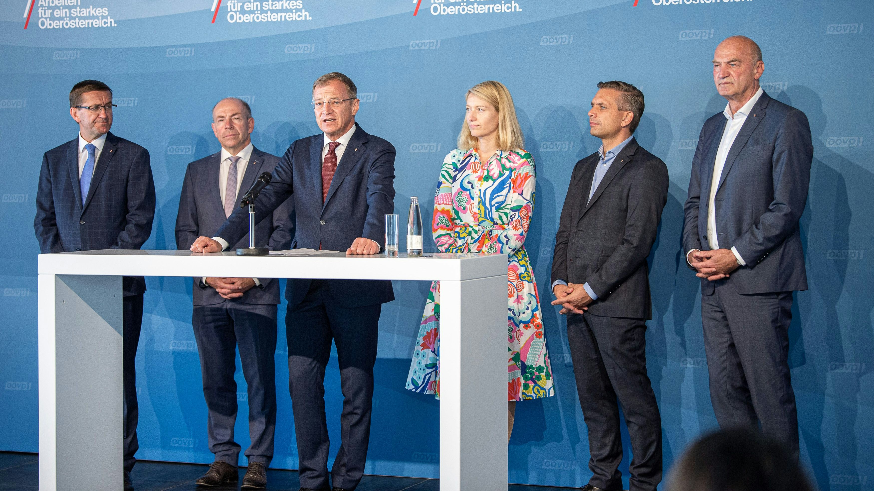 Das ÖVP-Verhandler-Team Montag bei der Pressekonferenz, bei der Schwarz-Blau 2.0 verkündet wurde.