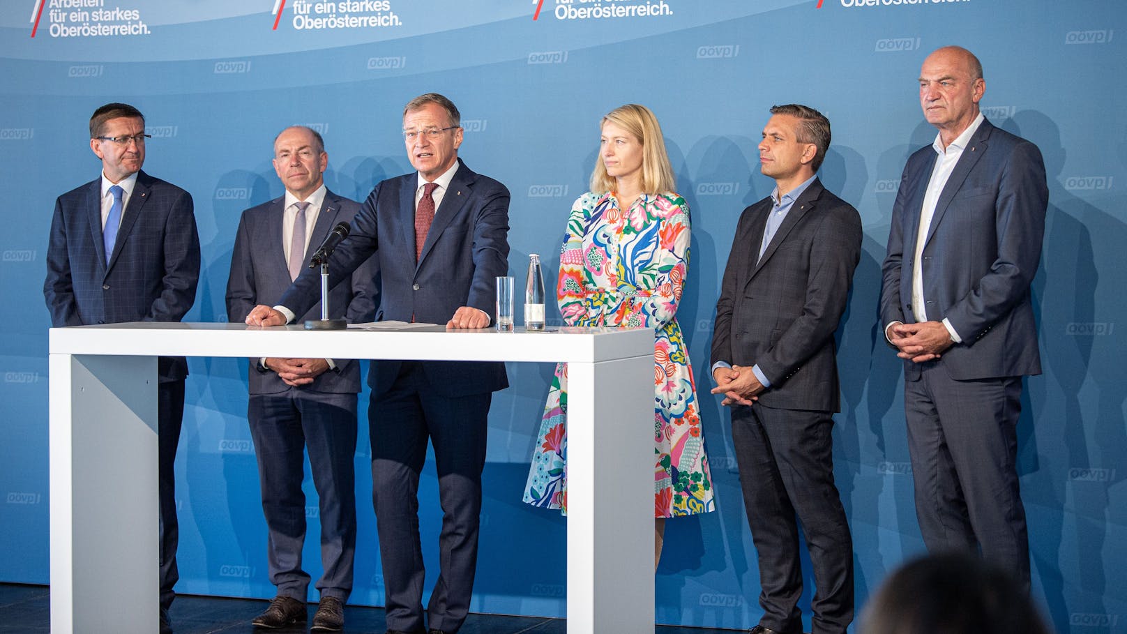 Das ÖVP-Verhandler-Team Montag bei der Pressekonferenz, bei der Schwarz-Blau 2.0 verkündet wurde.