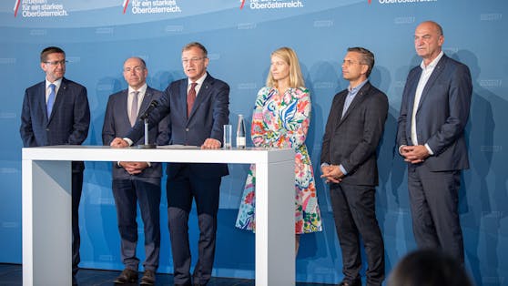 Das ÖVP-Verhandler-Team Montag bei der Pressekonferenz, bei der Schwarz-Blau 2.0 verkündet wurde.
