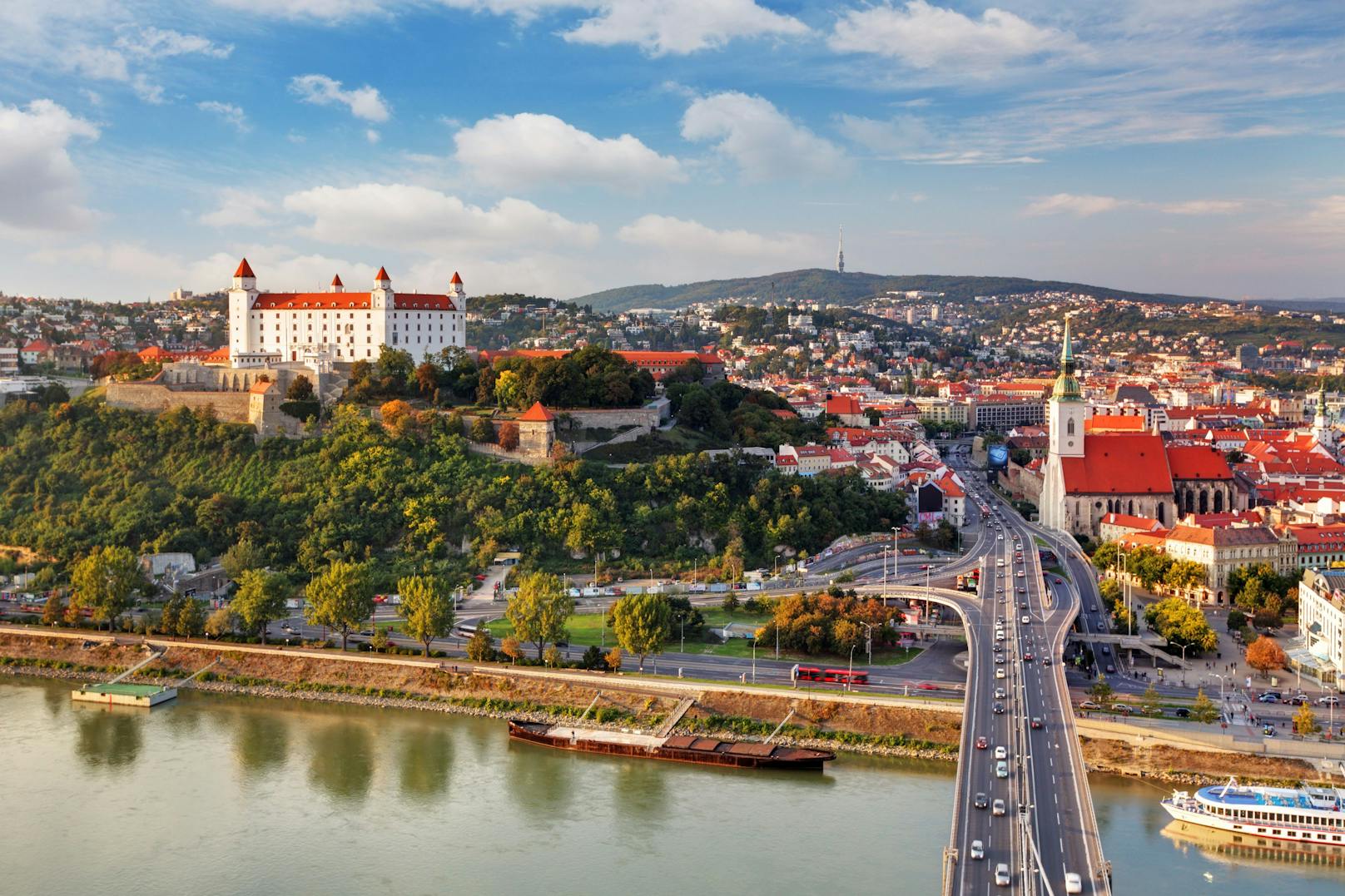 <strong>Platz 8: Bratislava (Slowakei)!&nbsp;</strong>Am Dreiländereck Slowakei, Österreich und Ungarn gelegen kann die wunderschöne Hauptstadt Bratislava nicht nur mit einem durchschnittlichen Aperol Preis von<strong> 5,63 €</strong> punkten. Auch die Burg Bratislava, die das Wahrzeichen der Stadt ist, die Altstadt, die Thebener Pforte sowie die Gebirgszüge der Thebener Karpaten sind absolut sehenswerte Highlights der Stadt.<strong></strong>