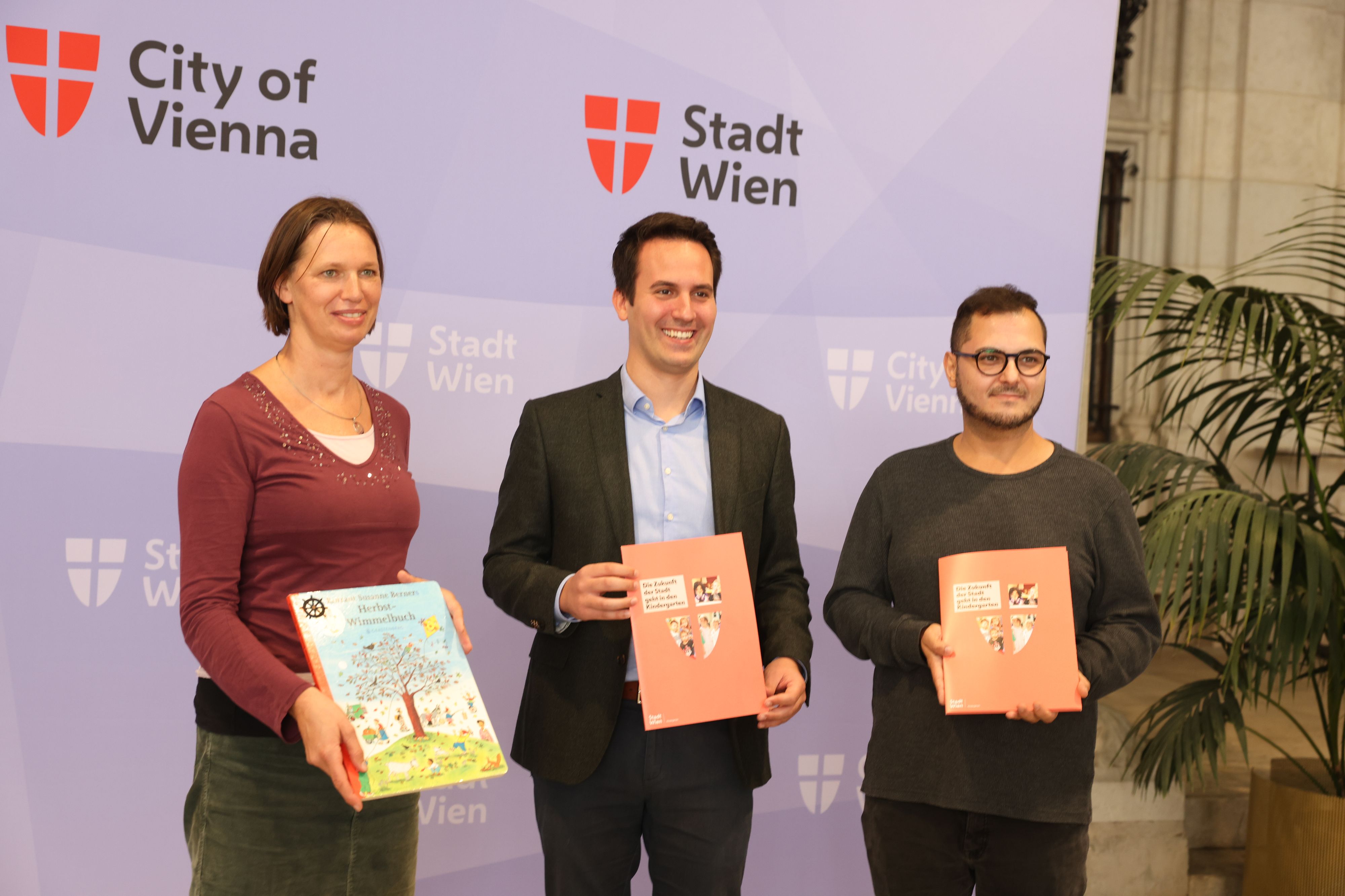 Bis 2025 sollen 500 Sprachförderkräfte in den Wiener Kindergärten beim Erlernen der deutschen Sprache helfen. Heute, Montag, wurden 50 neue Mitarbeiter durch Vizebürgermeister und Bildungsstadtrat Christoph Wiederkehr (Neos) begrüßt.