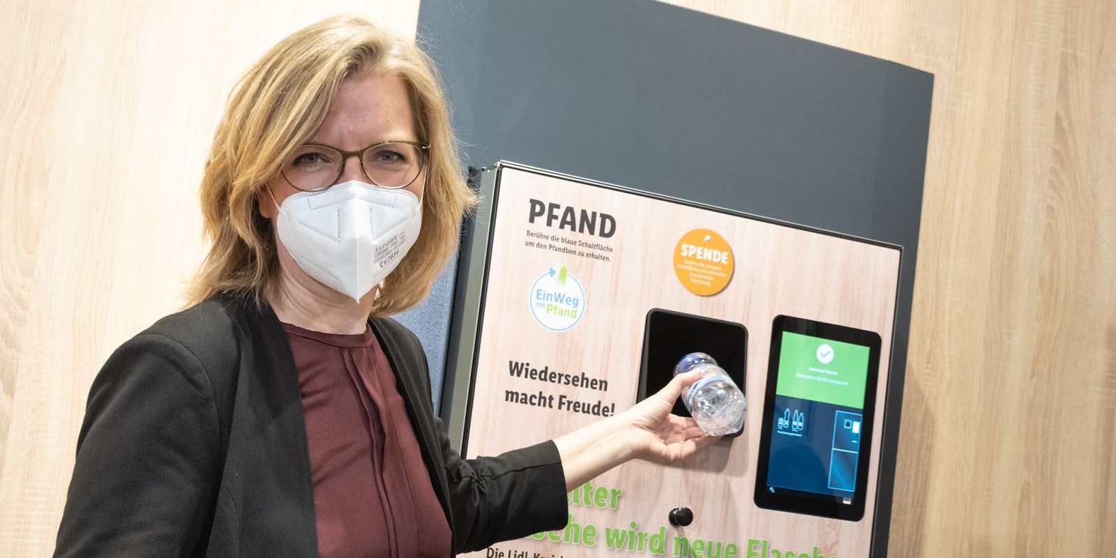 Klimaministerin Gewessler beim Pfandautomaten.