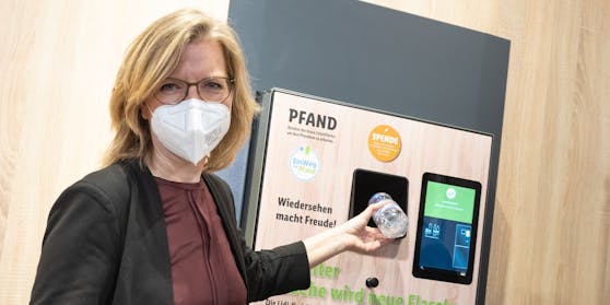 Klimaministerin Gewessler beim Pfandautomaten.