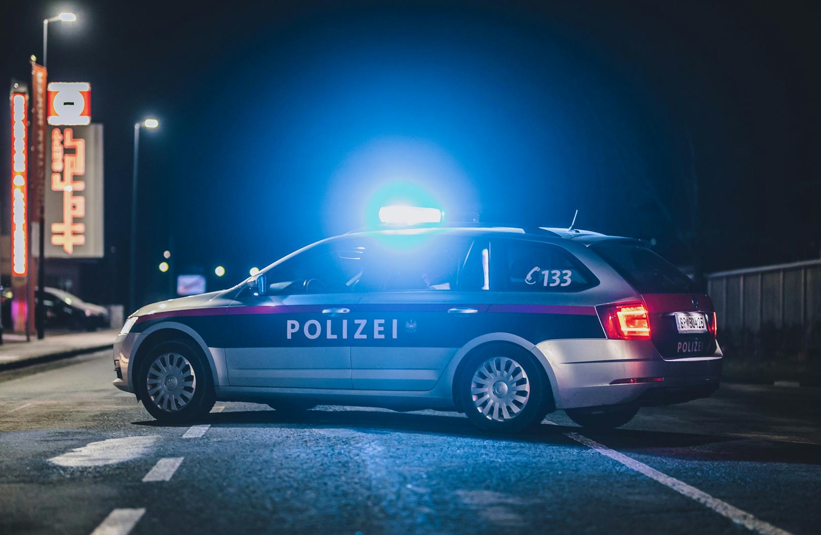 Bei einer Verfolgungsjagd fuhr der 13-Jährige im Februar in Linz zwei Mal frontal auf ein Polizeiauto zu. (Symbolbild)