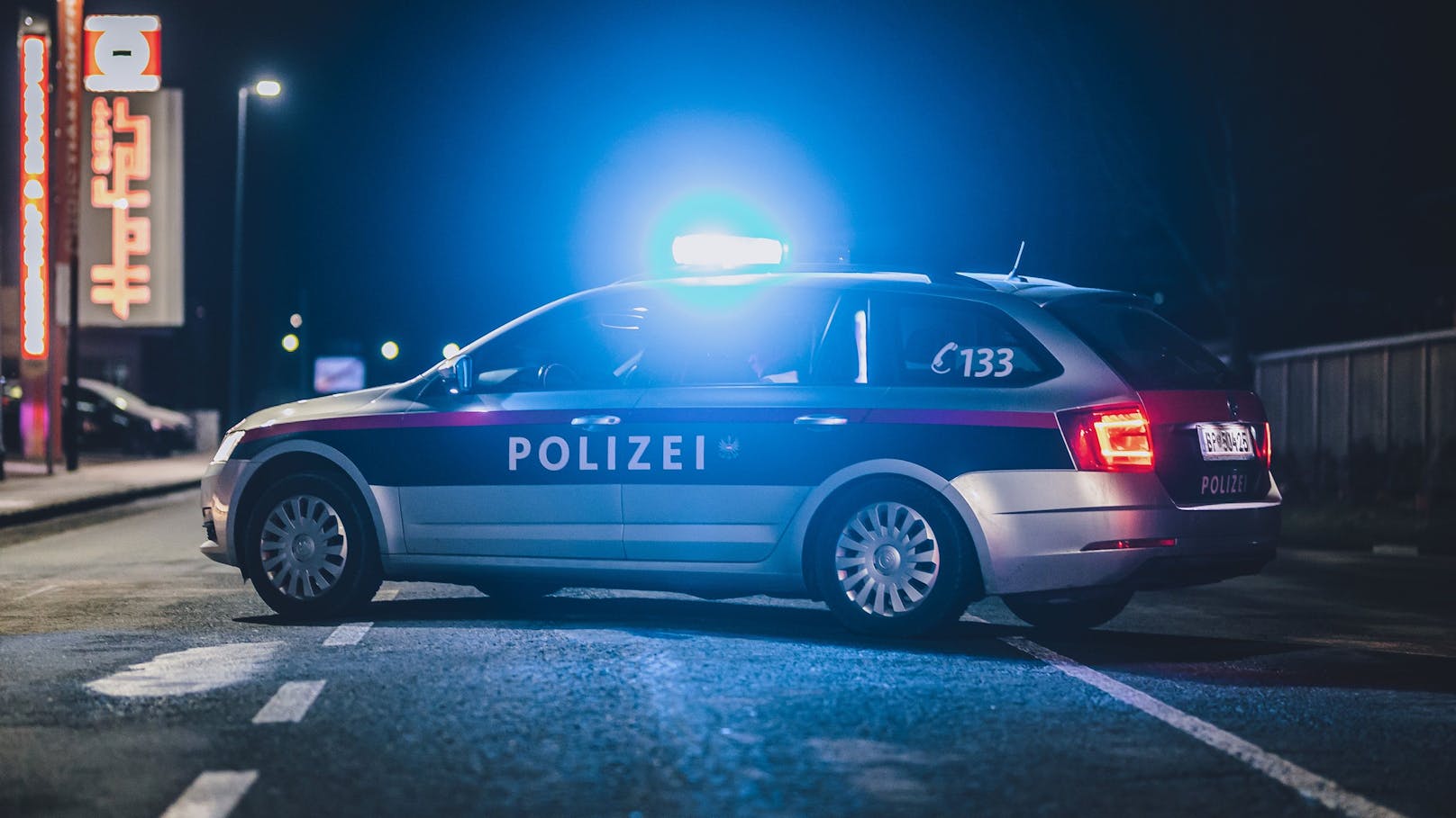 In der Stadt Salzburg kam es am Freitagabend zu einem Polizeieinsatz (Symbolbild).