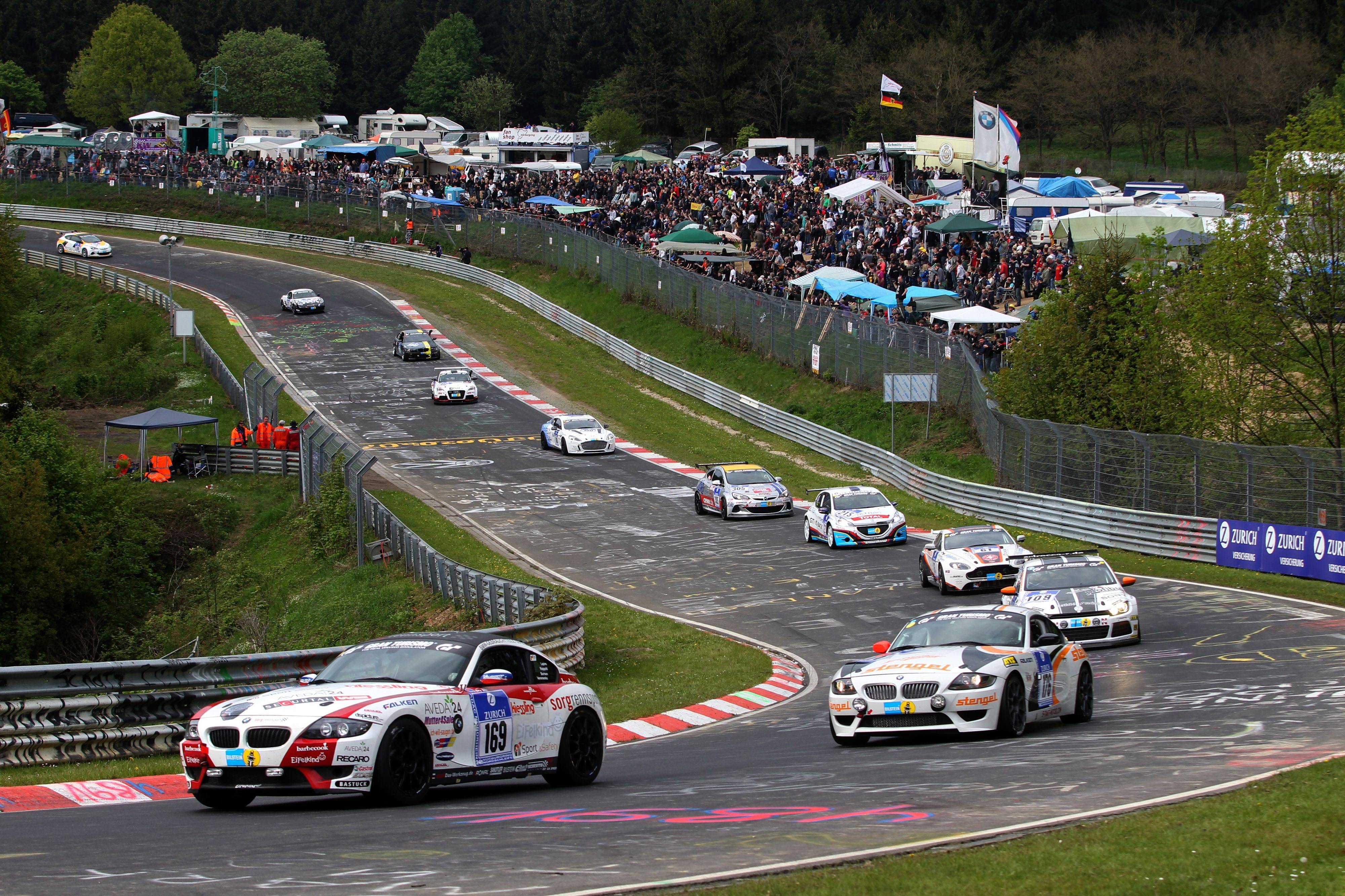 Rennfahrer auf der Nordschleife des Nürburgrings. Archivbild.