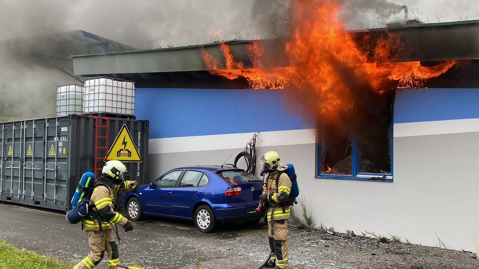 In Kössen (Bezirk Kitzbühel) ist am Dienstag eine Werkstatt in Brand geraten.