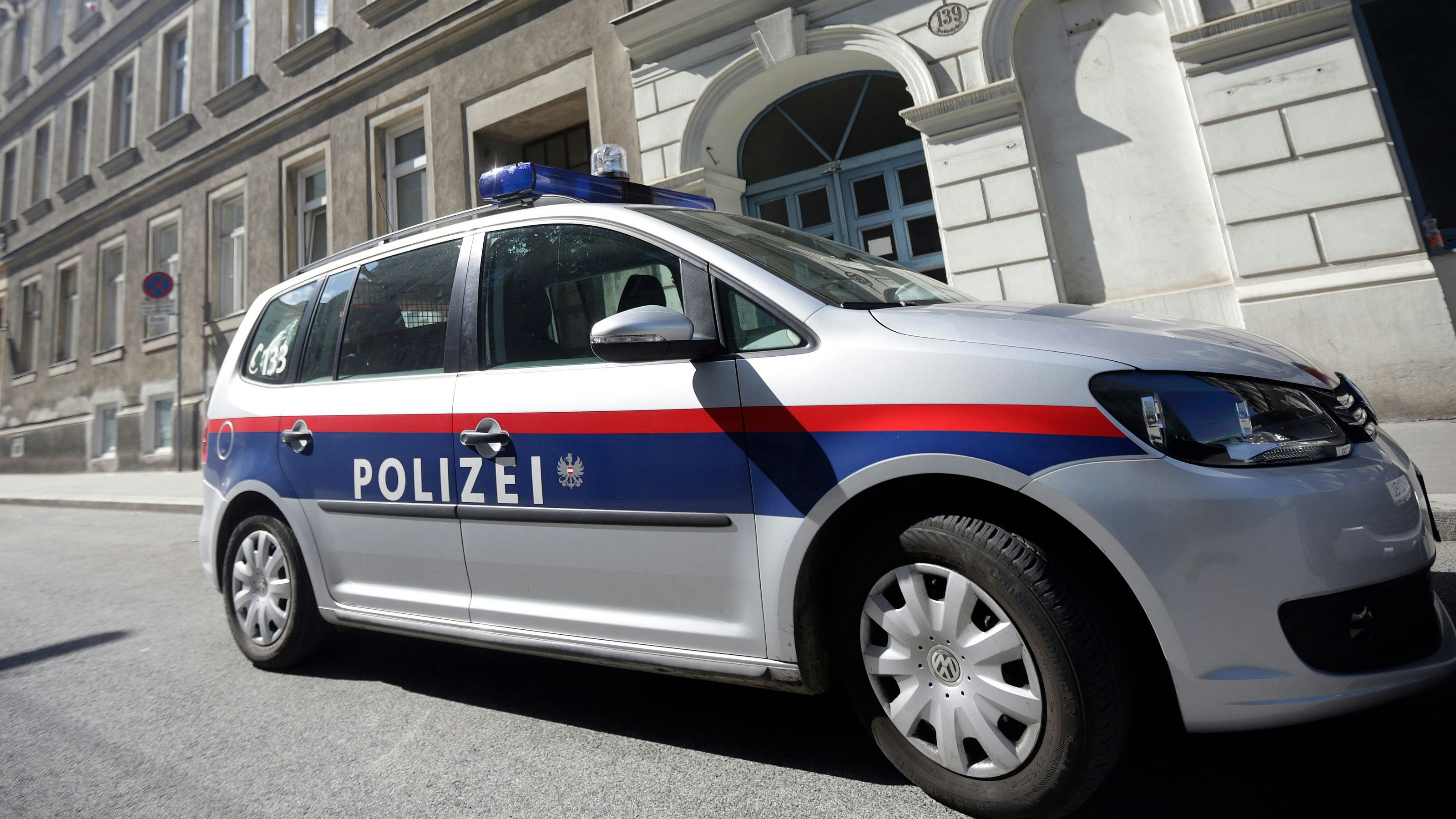 Die Polizei nahm den 18-Jährigen vorläufig fest (Symbolbild).