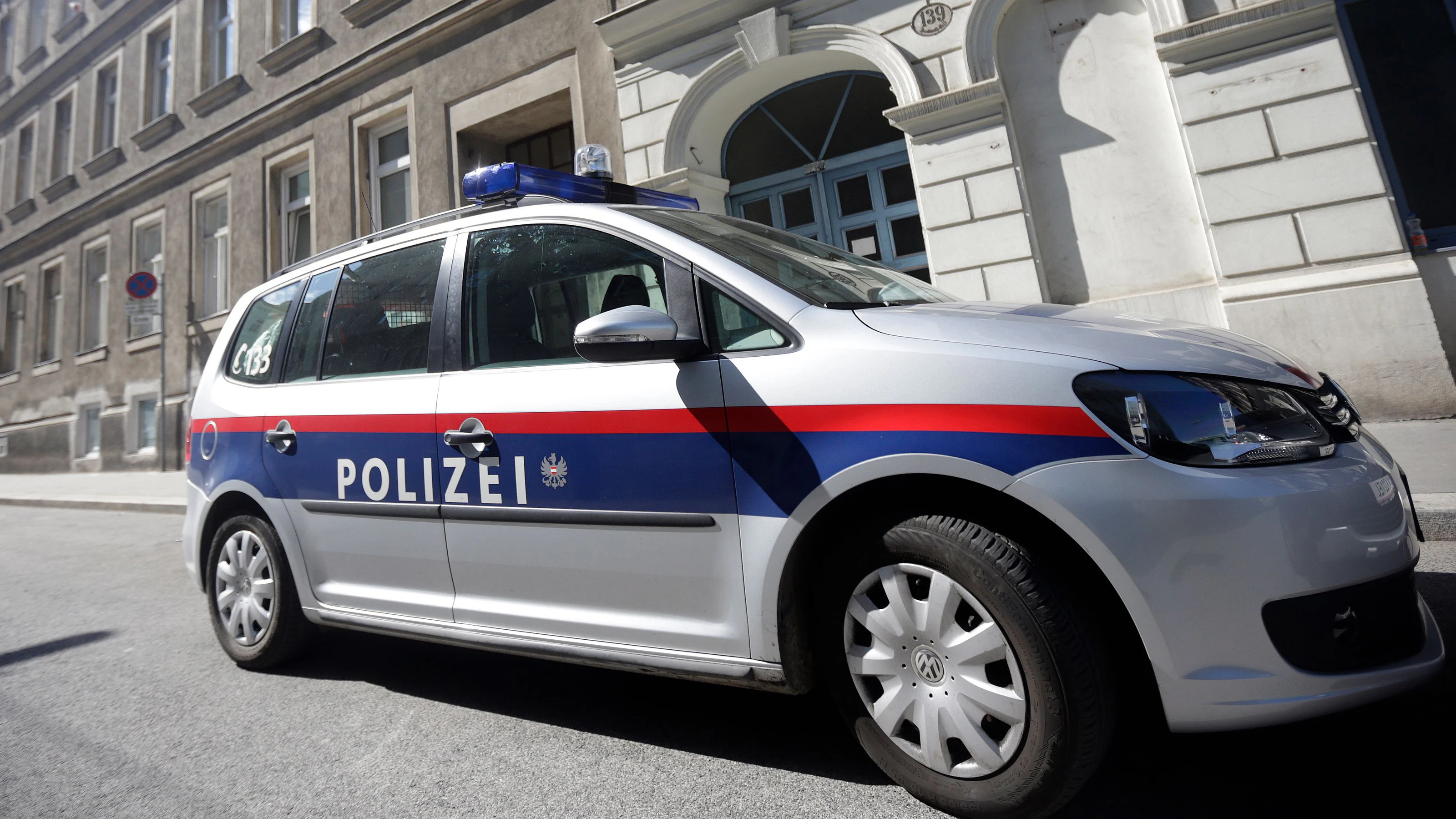 Die Polizei nahm den 18-Jährigen vorläufig fest (Symbolbild).