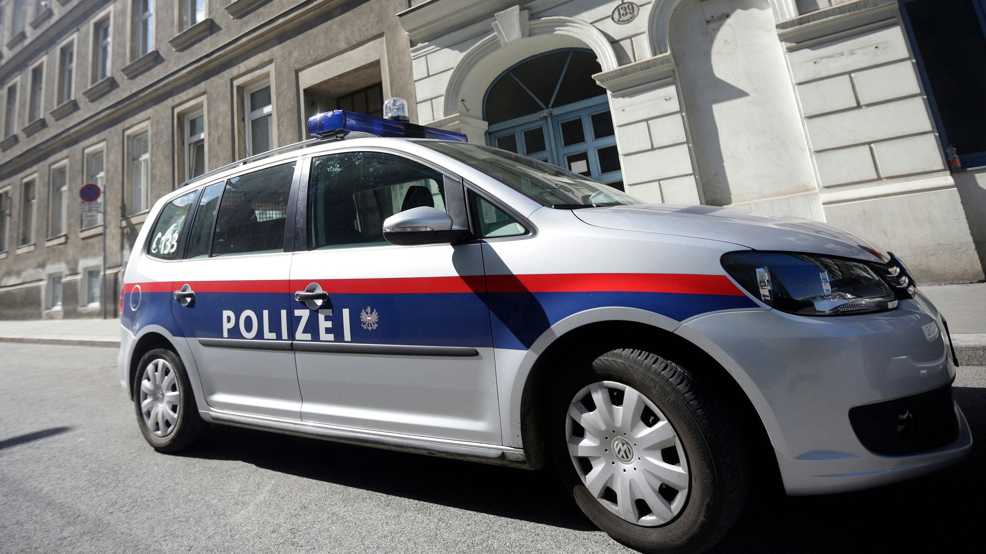 Die Polizei nahm den 18-Jährigen vorläufig fest (Symbolbild).