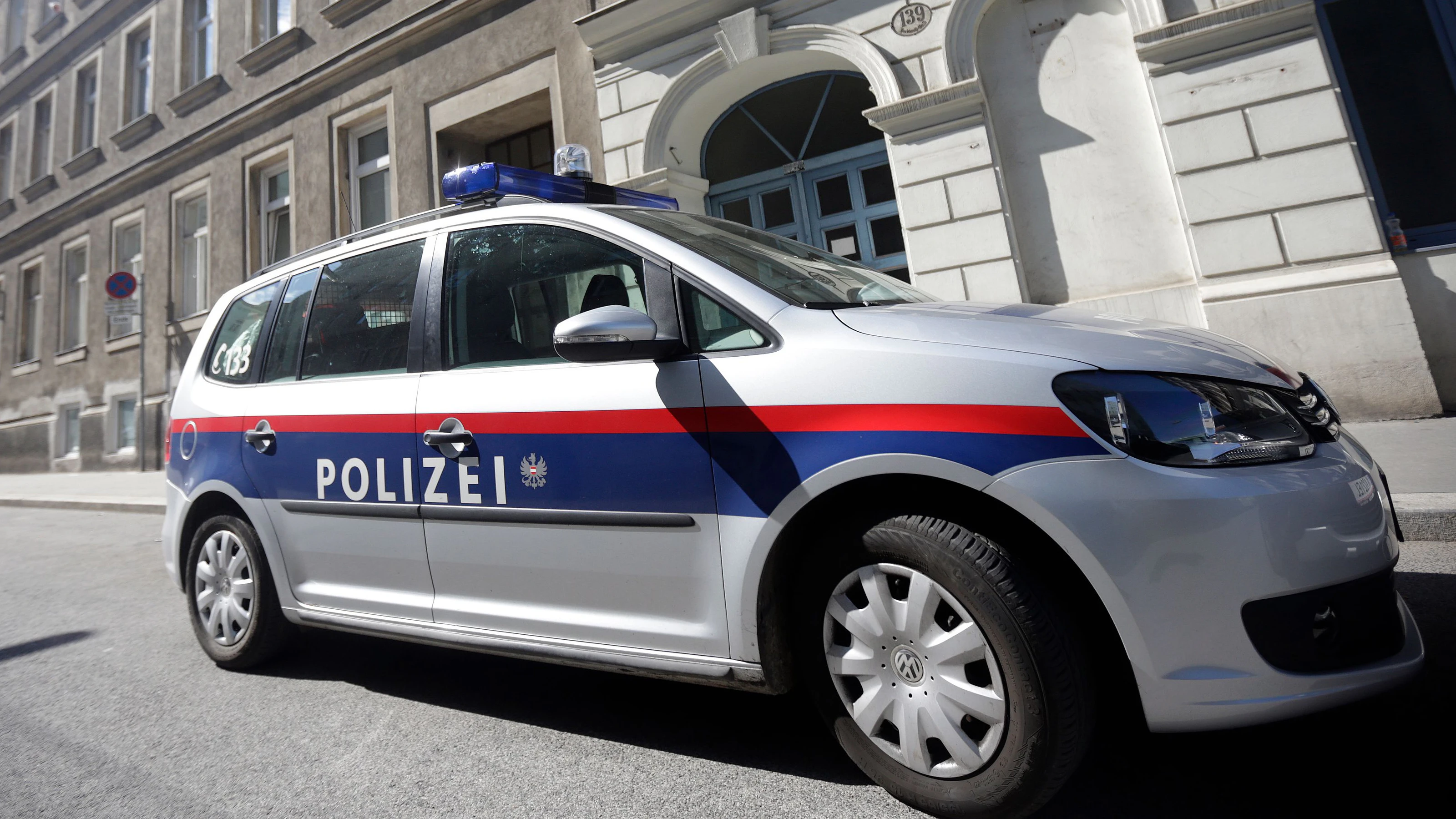 Die Polizei nahm den 18-Jährigen vorläufig fest (Symbolbild).