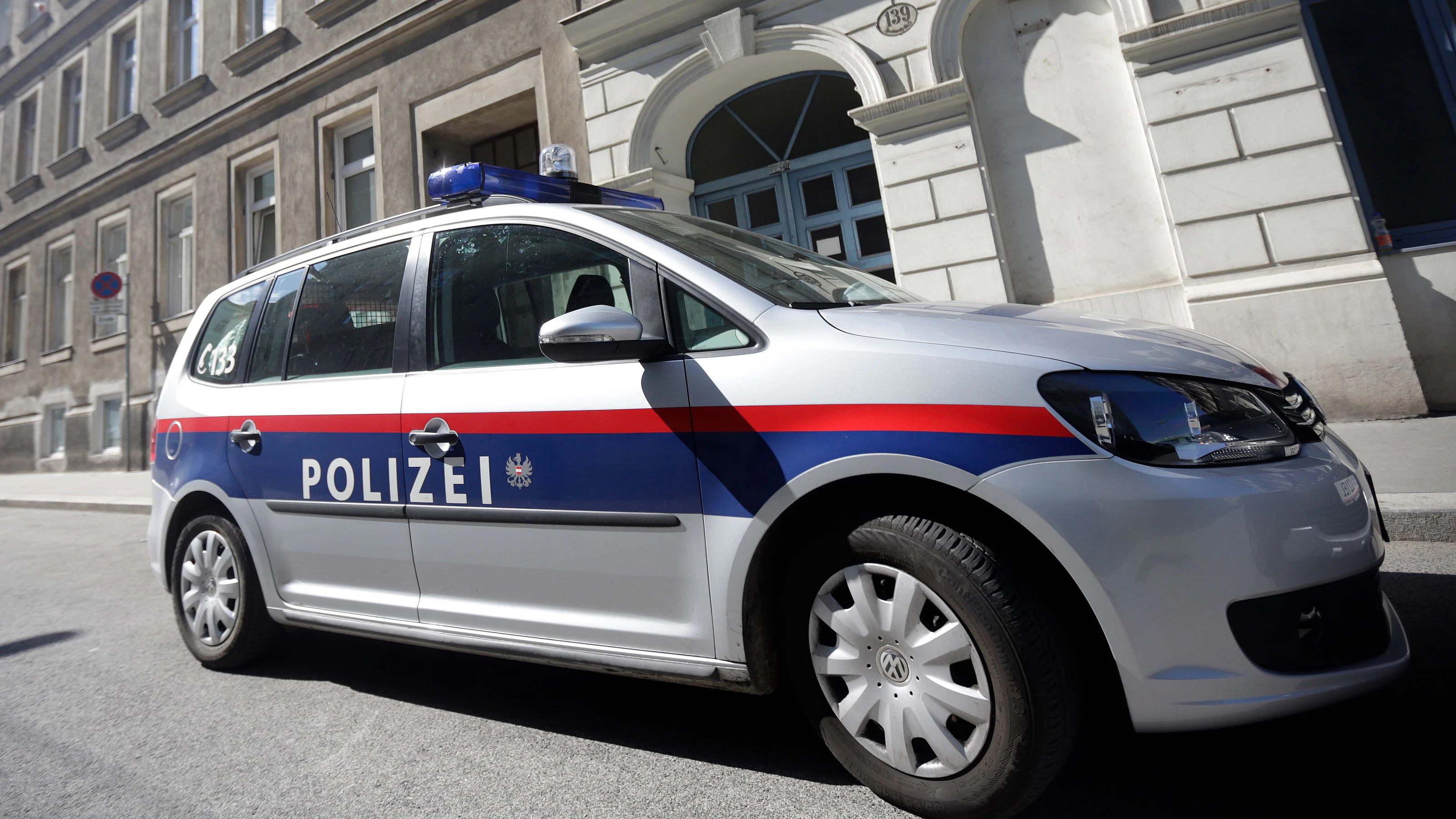 Die Polizei nahm den 18-Jährigen vorläufig fest (Symbolbild).