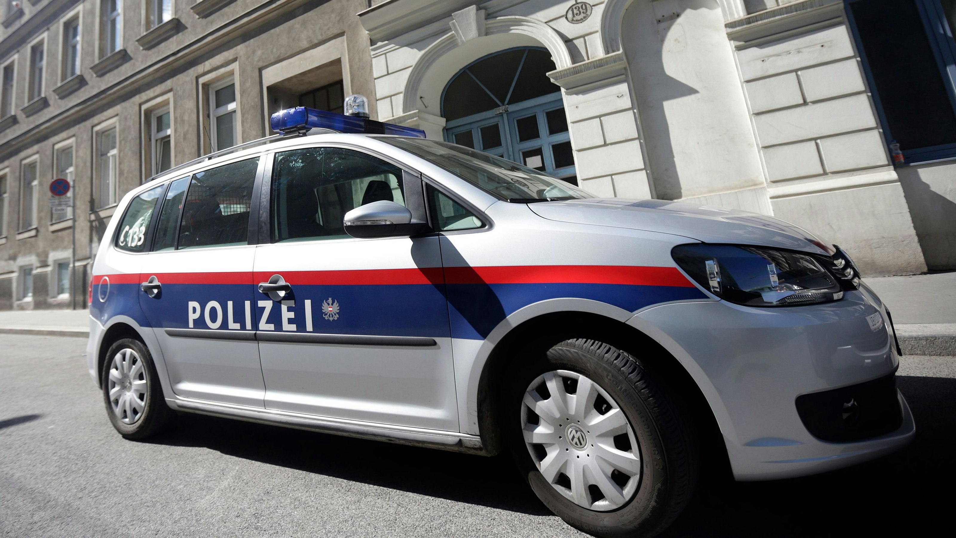 Die Polizei nahm den 18-Jährigen vorläufig fest (Symbolbild).