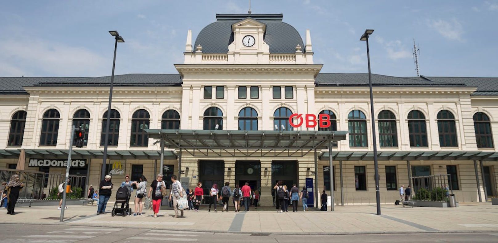 Auch am Bahnhof in St. Pölten wurde versucht, das Ticket zu kaufen.
