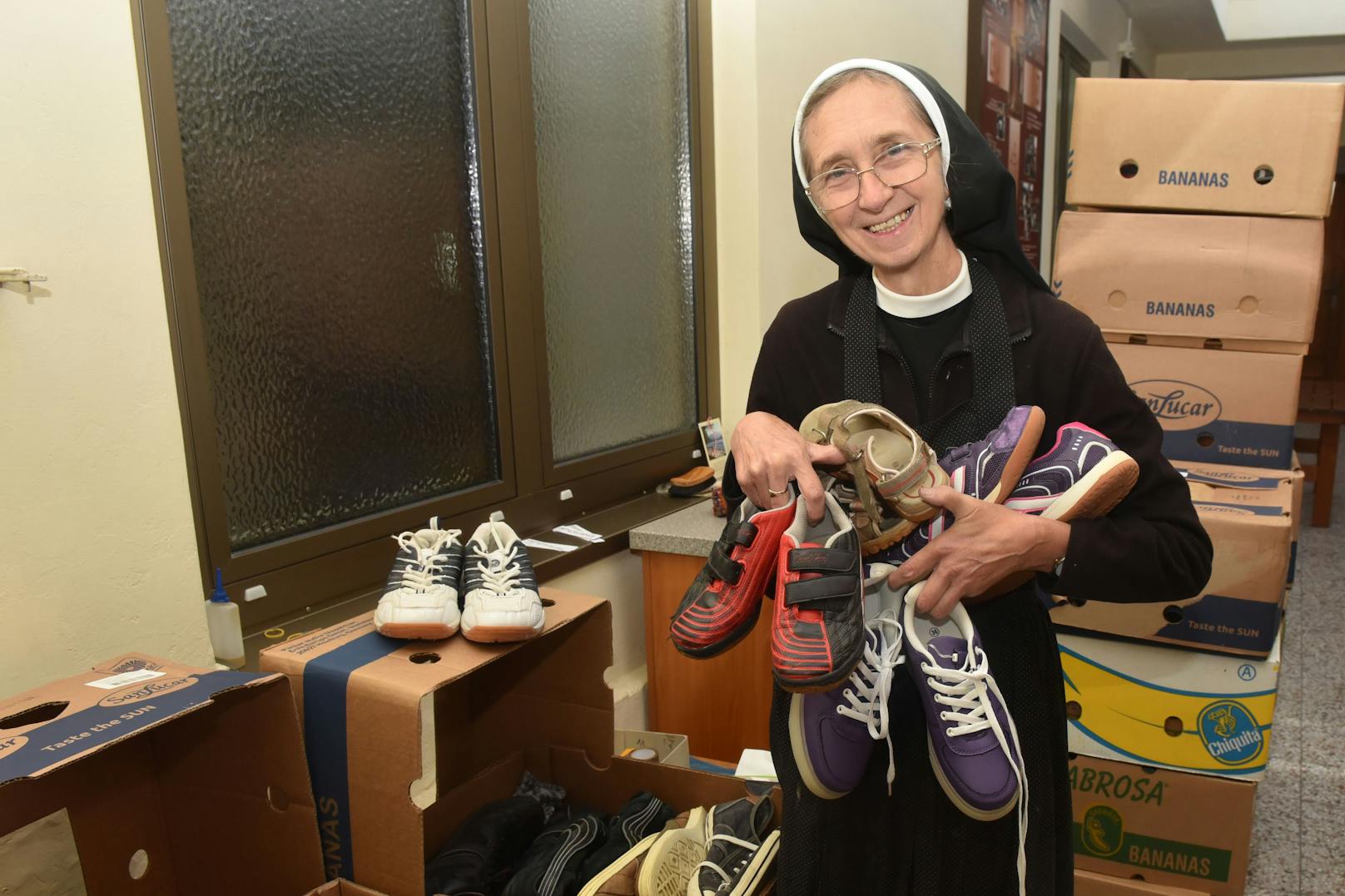 1.500 Paar Schuhe gespendet: Sr. Cornelia Waldbauer zeigt sich hoch erfreut.