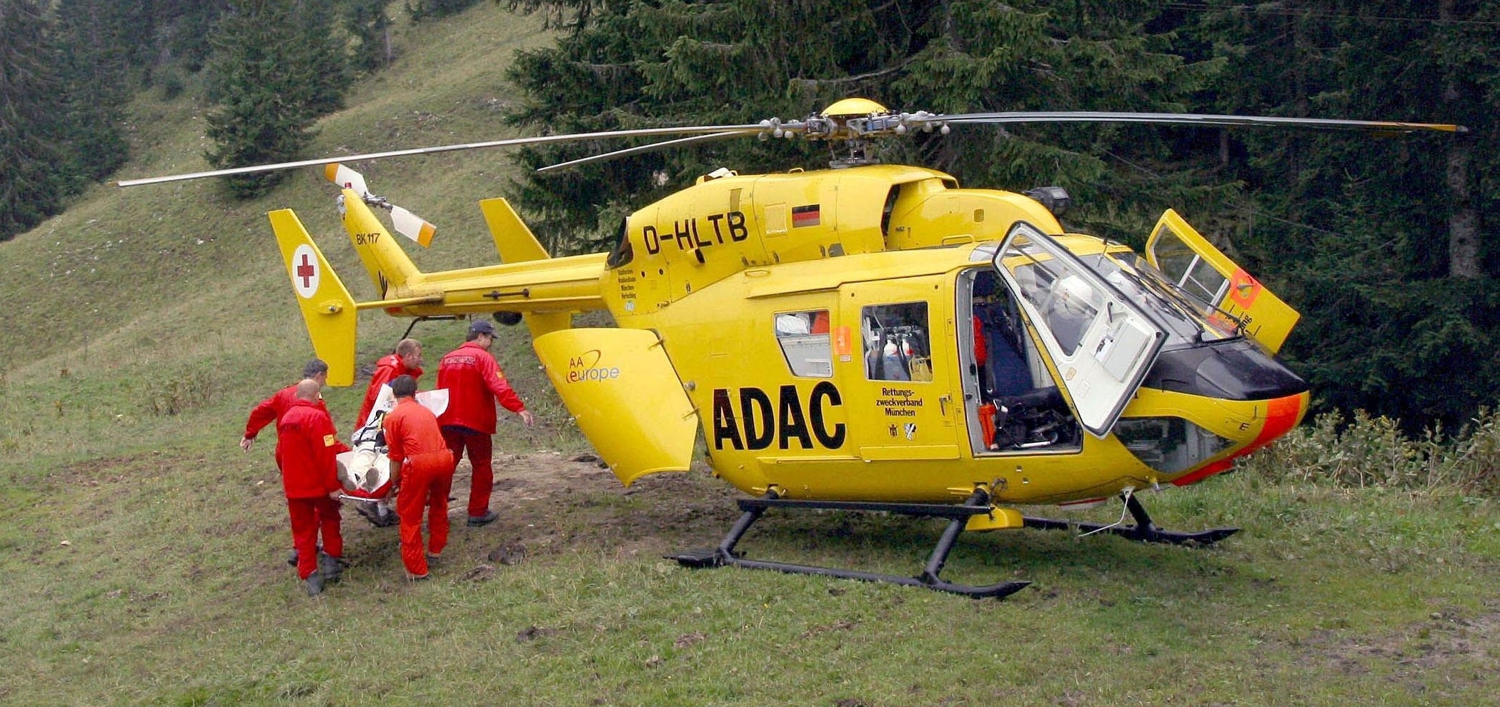 Ein Rettungshubschrauber des ADAC bei einem Einsatz. Symbolbild