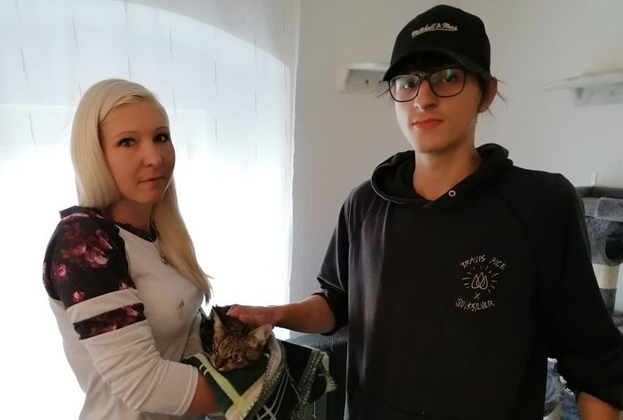 Das Tier nach der geglückten Rettungsaktion in den Armen ihrer Besitzerin.