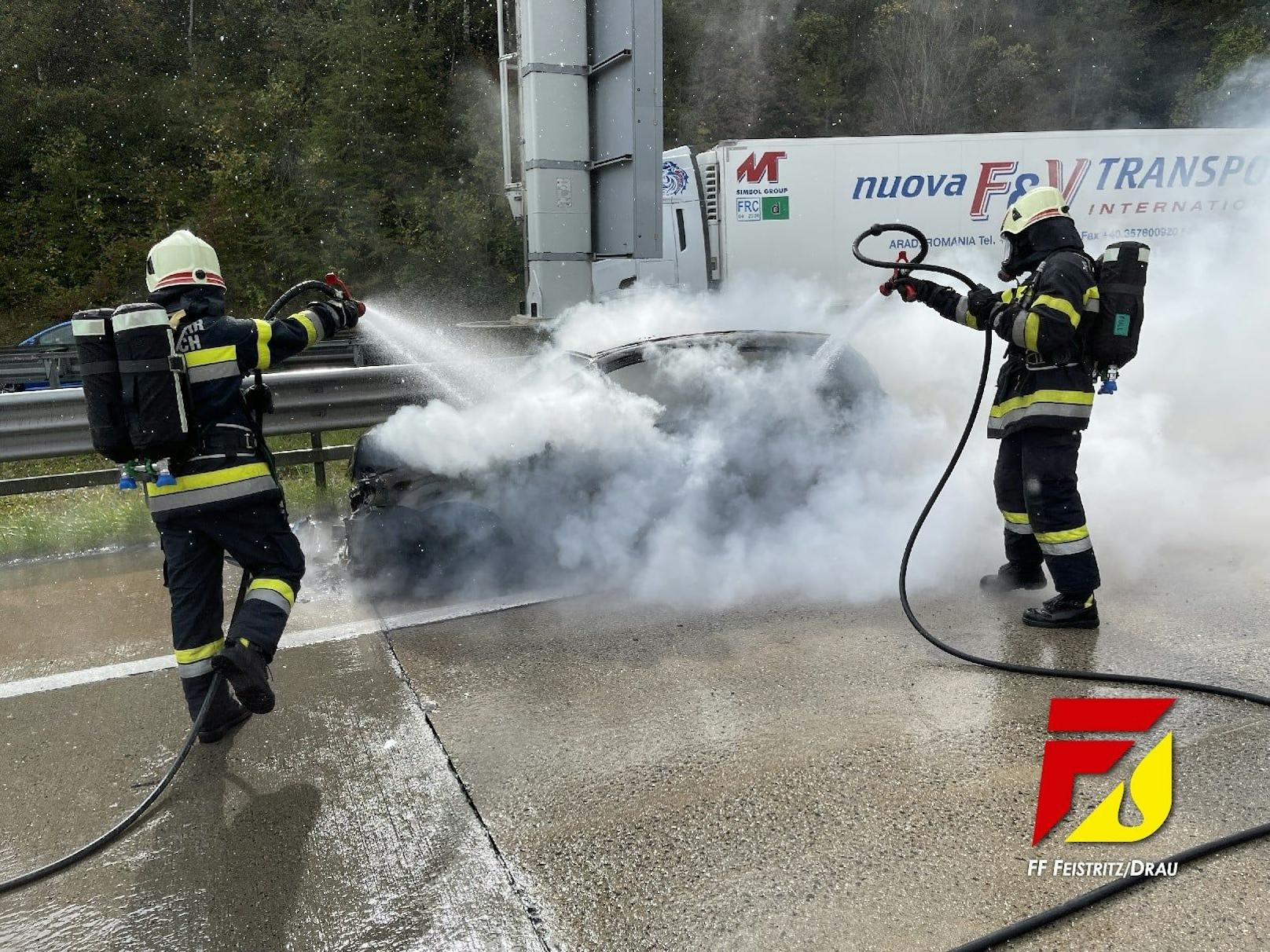 Bei einem Auffahrunfall auf der A10 geriet der Wagen einer 64-jährigen Slowenin in Brand.