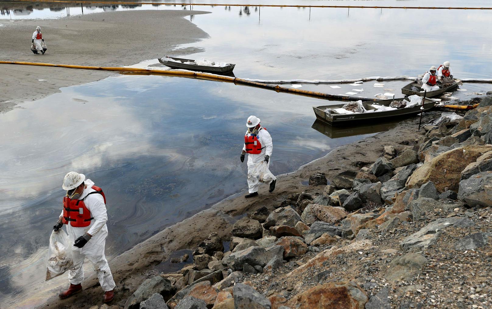 An der Küste von Südkalifornien hat sich eine größere Ölpest ausgebreitet.