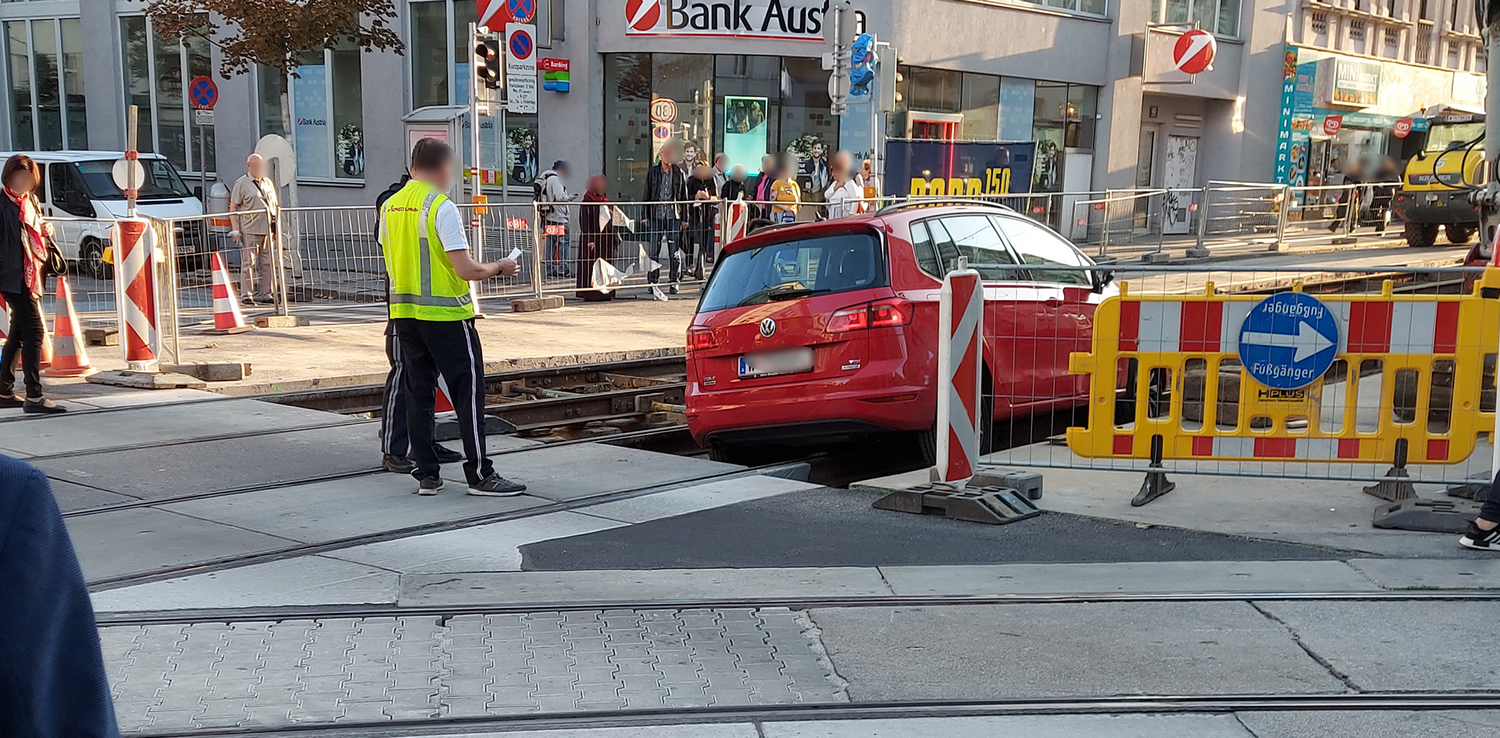Wieder tappte ein Autofahrer in eine Gleisbaustellen-Falle.