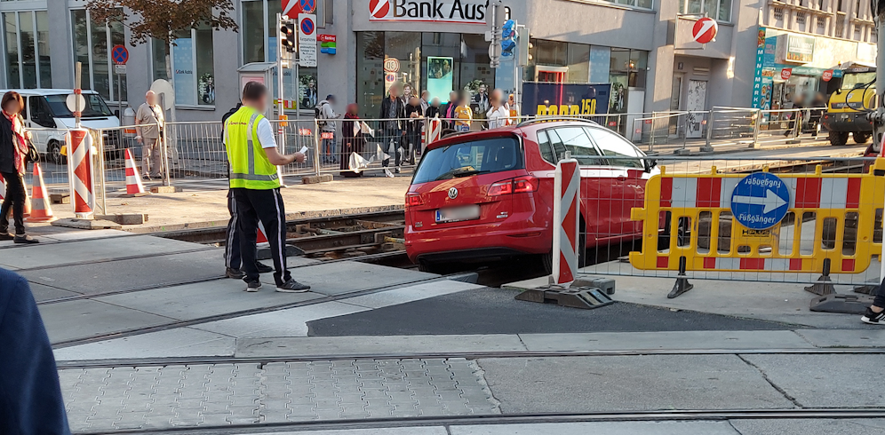 Wieder tappte ein Autofahrer in eine Gleisbaustellen-Falle.